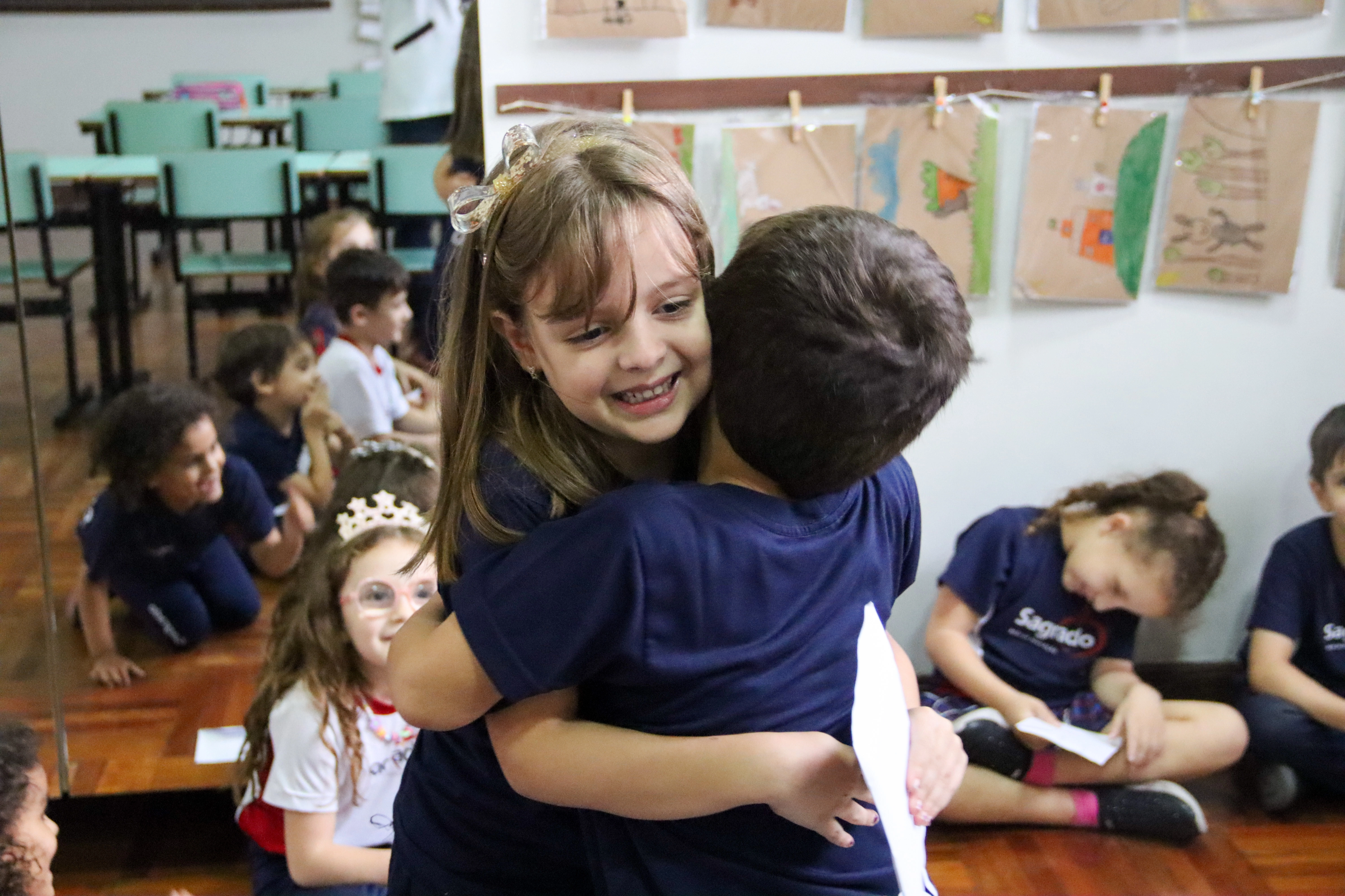 Pequenos escritores, grandes emoções: 1ºs anos vivenciam troca de cartas