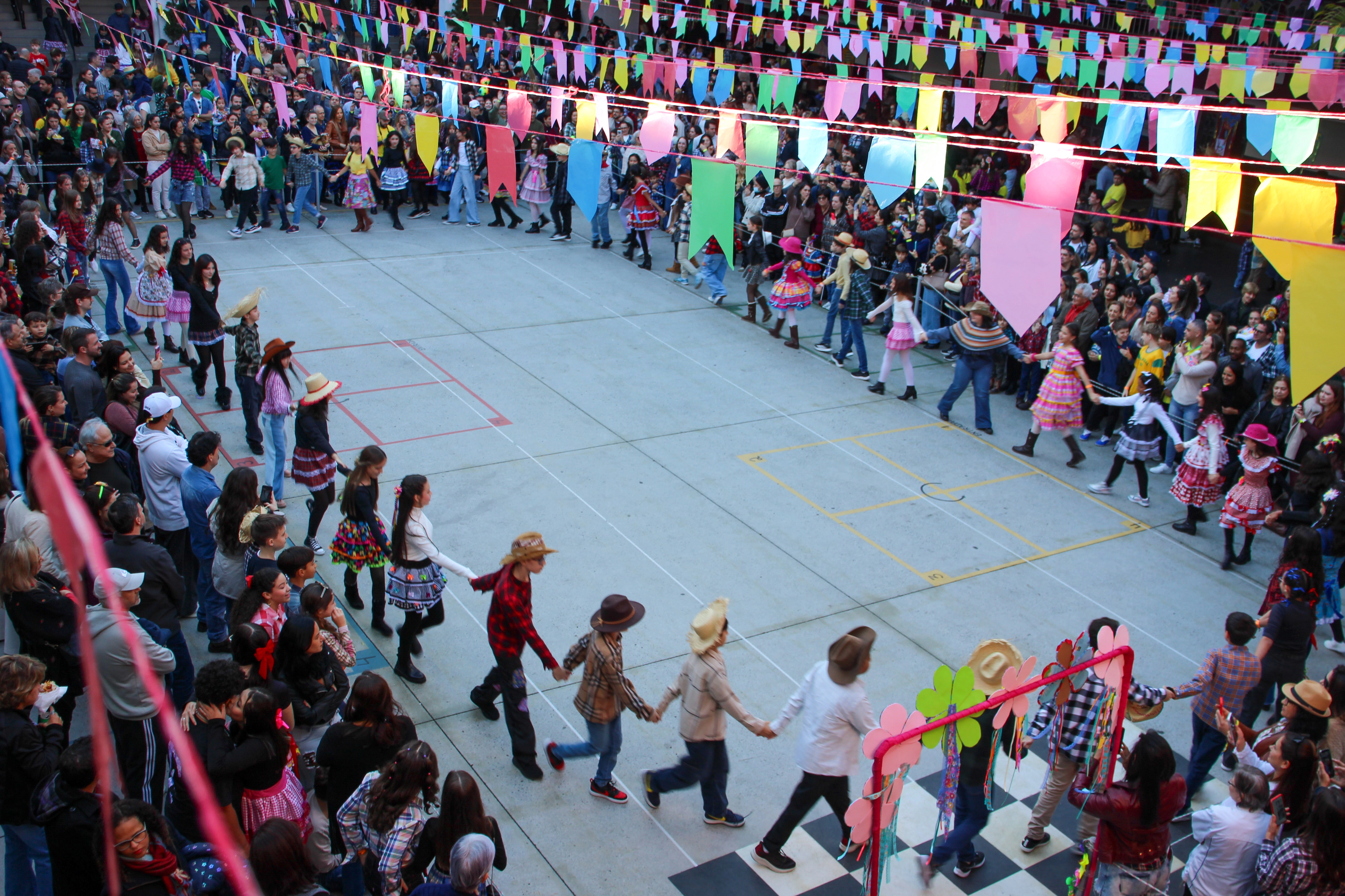 Festival Folclórico reúne famílias em dia de cultura, tradição e confraternização