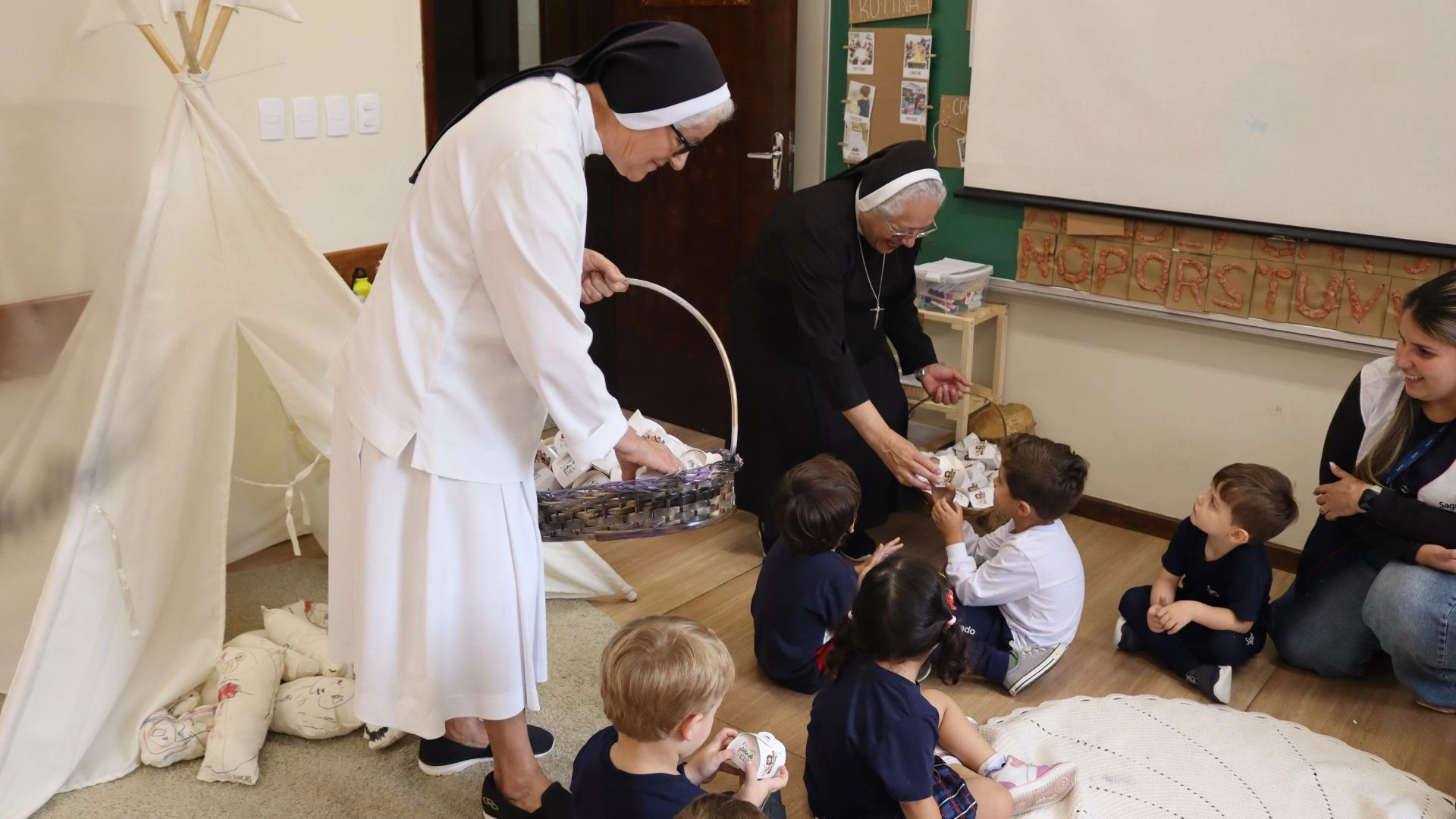 Jesus vive! Momento especial marca a Semana Santa no Colégio Social Madre Clélia