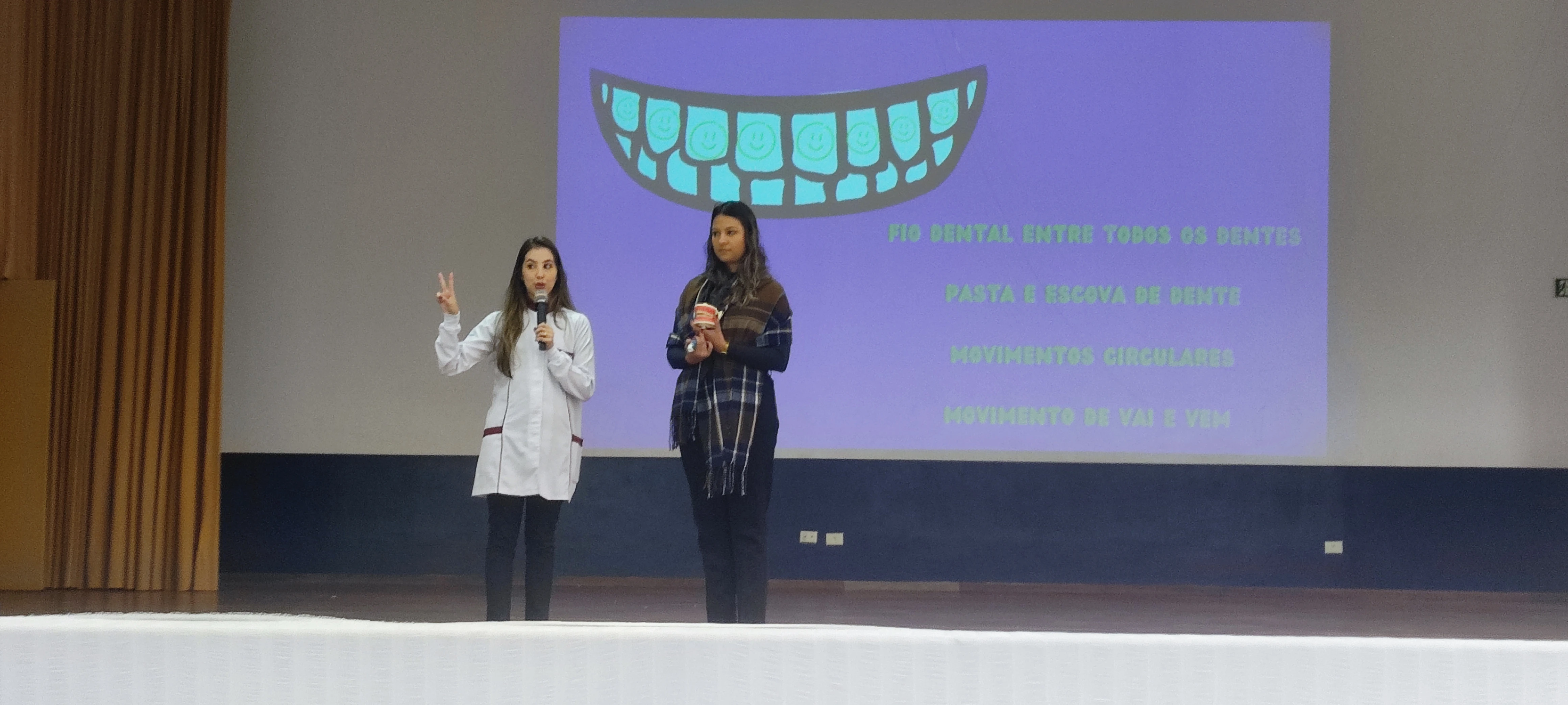 Educandos do 1º ano 2 participam de palestra sobre a importância da higiene bucal