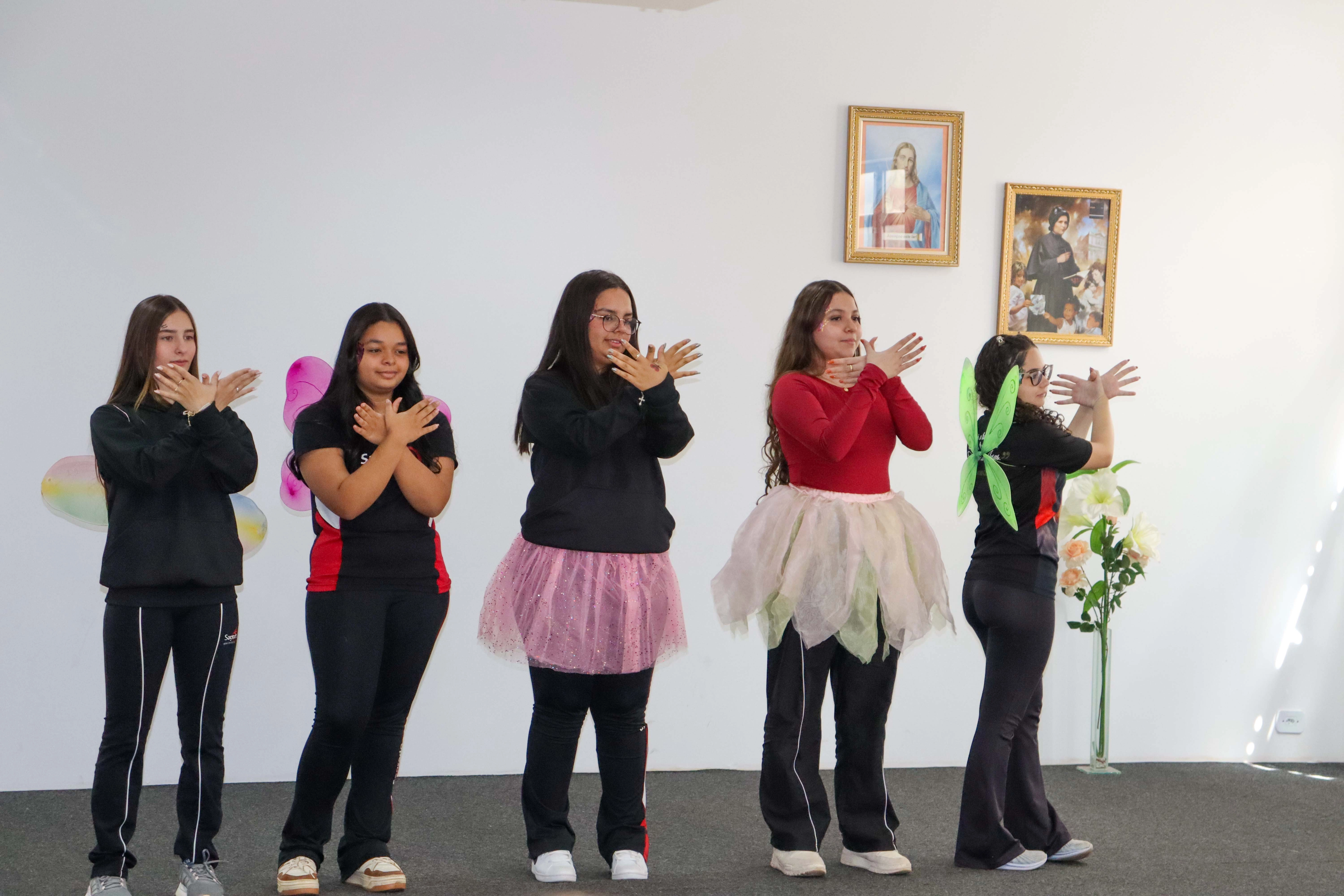 Imersão à cultura, folclore e inclusão por meio da tradução de cantigas para a Libras