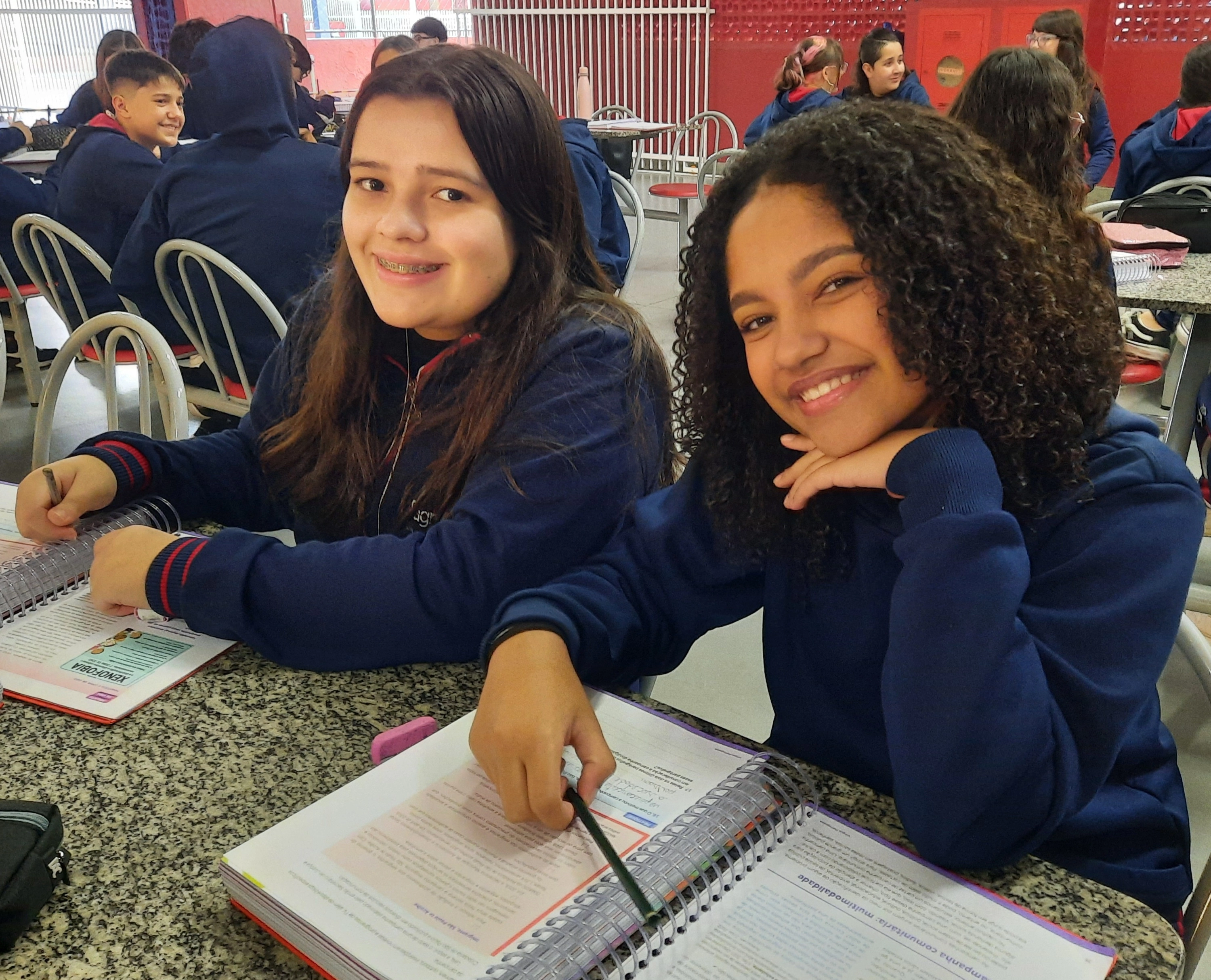 Educandos participam de atividades em pares nas aulas de Língua Portuguesa