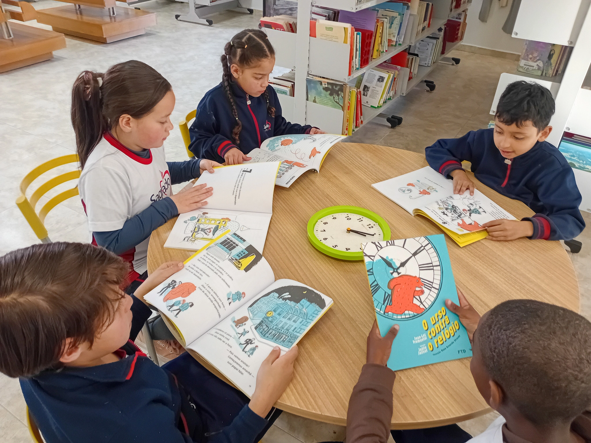Uma aventura contra o tempo: 3º ano 4 transforma a Biblioteca em um grande relógio