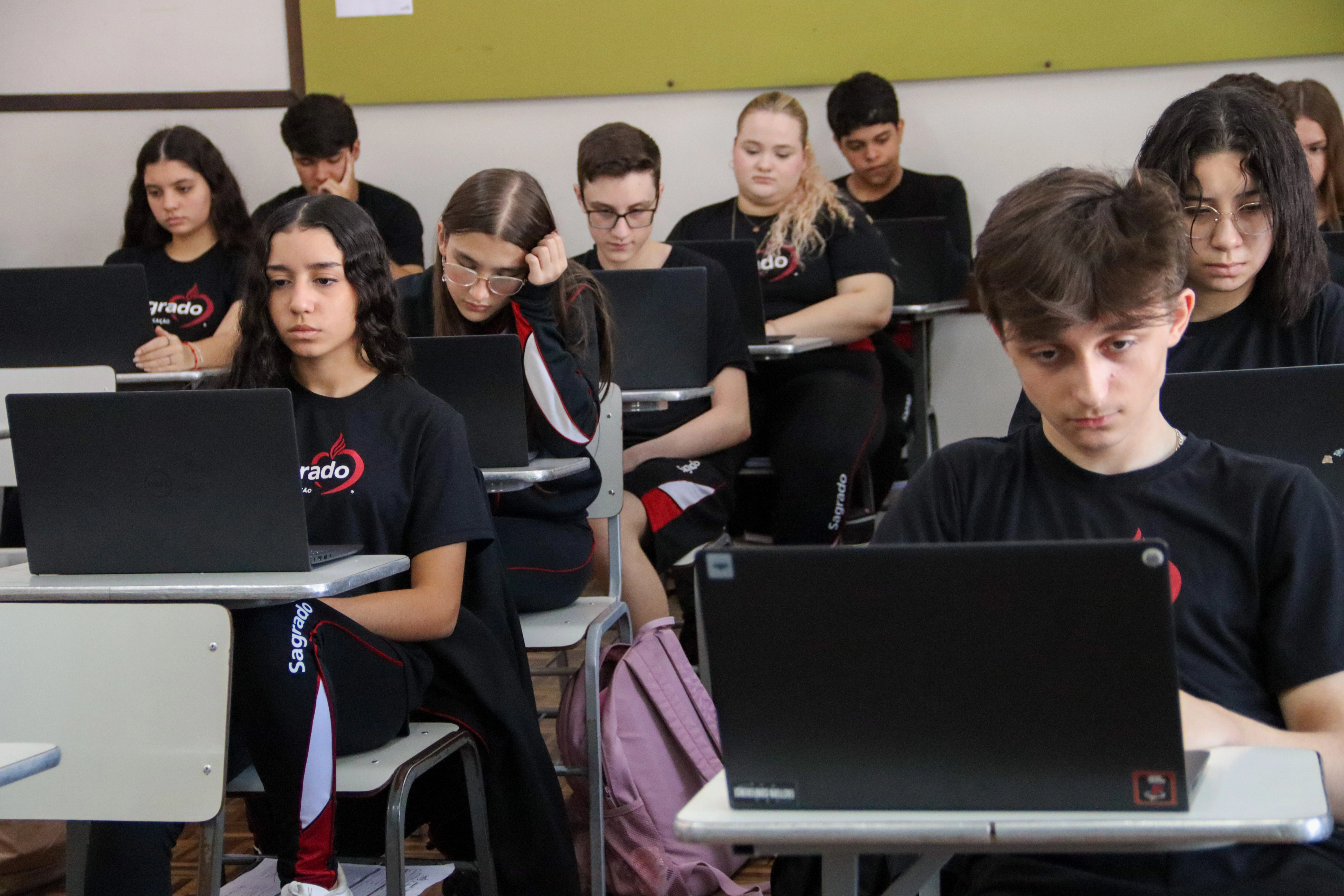 Formando sujeitos conscientes para o mundo digital com base na esperança e na humanização