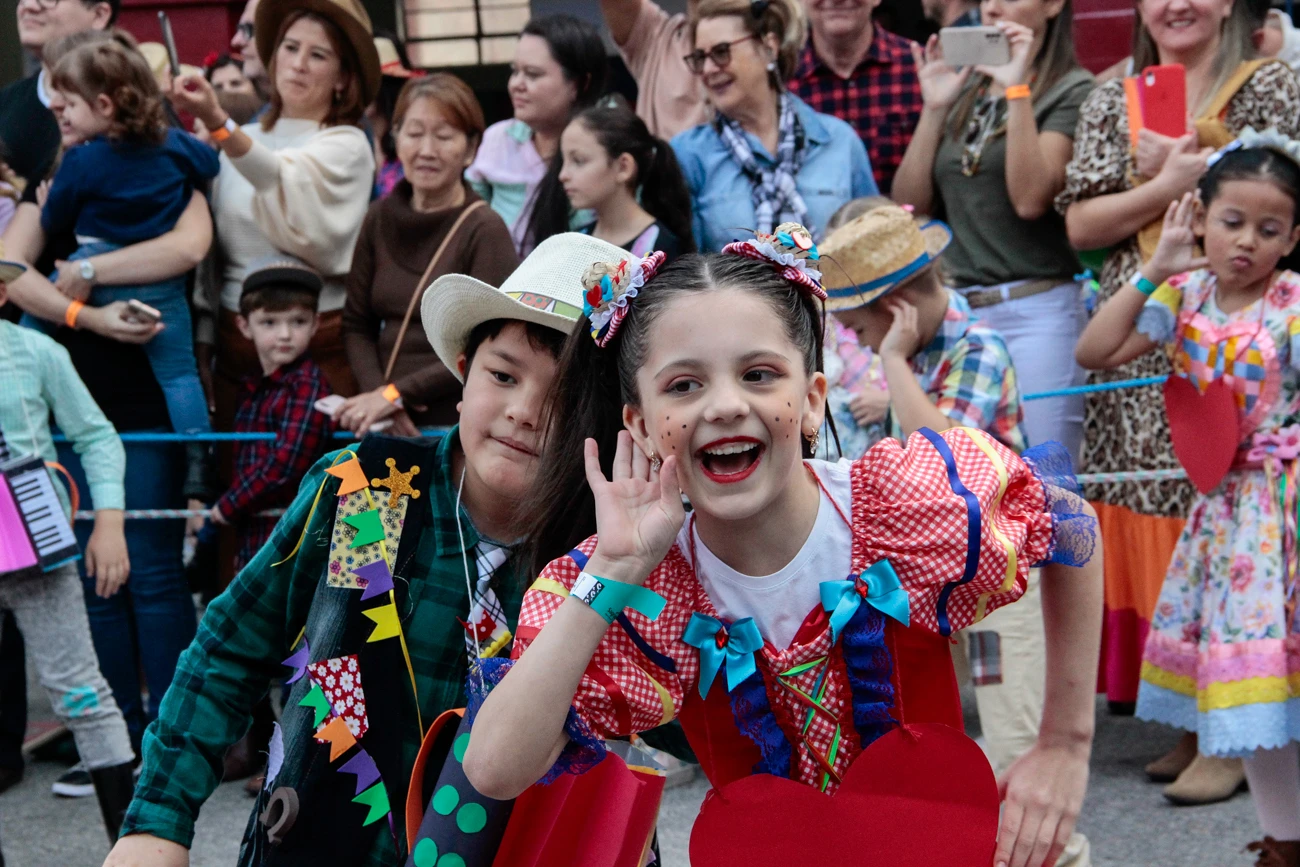 No Compasso da Alegria: Festival Folclórico reúne Comunidade Educacional em dia de festa
