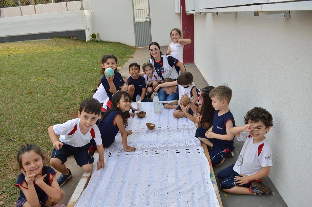 Crianças da Educação Infantil realizam experiência para entender a cor do céu