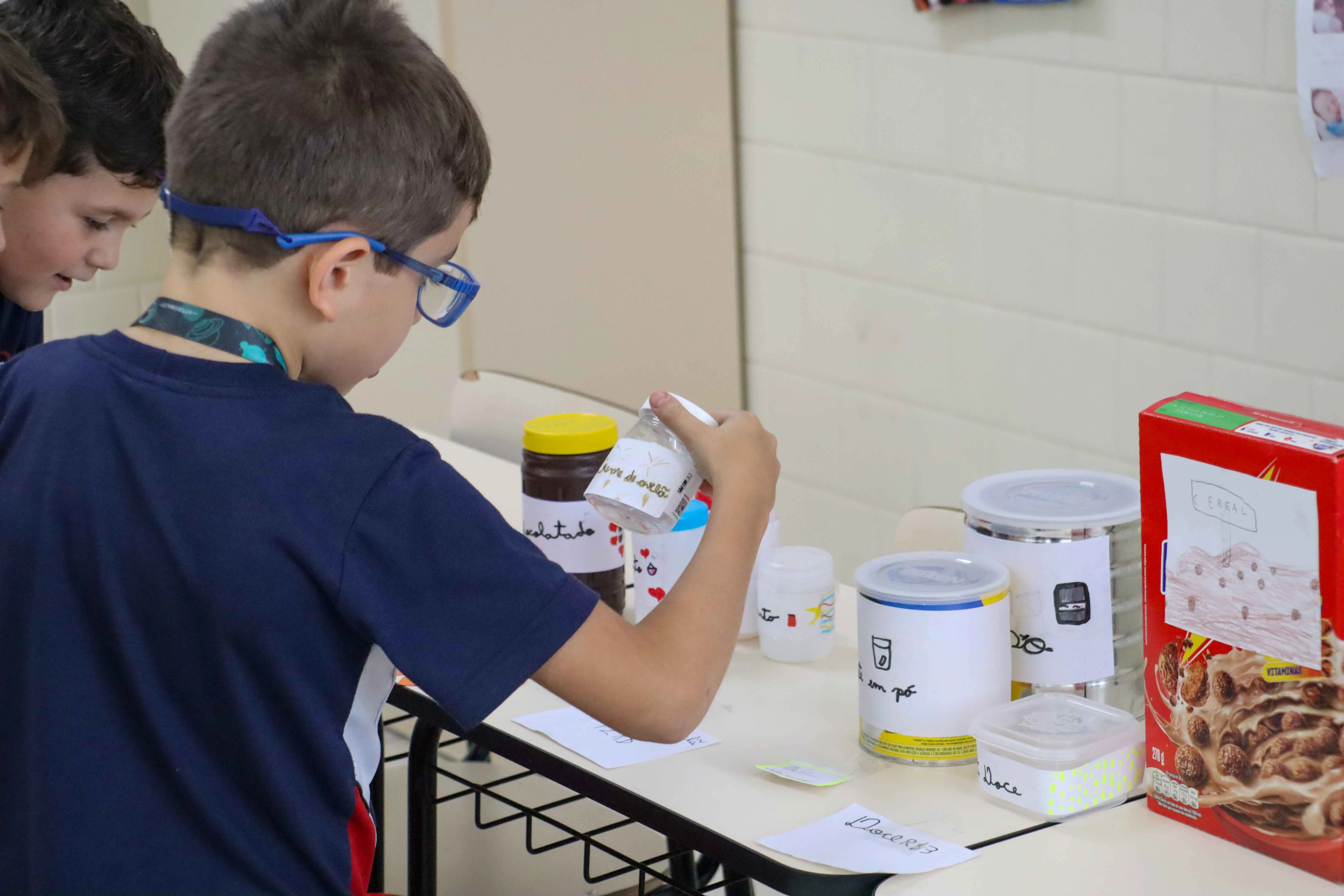 2º ano explora conceitos matemáticos e aprende sobre o sistema monetário através de atividades lúdicas e envolventes