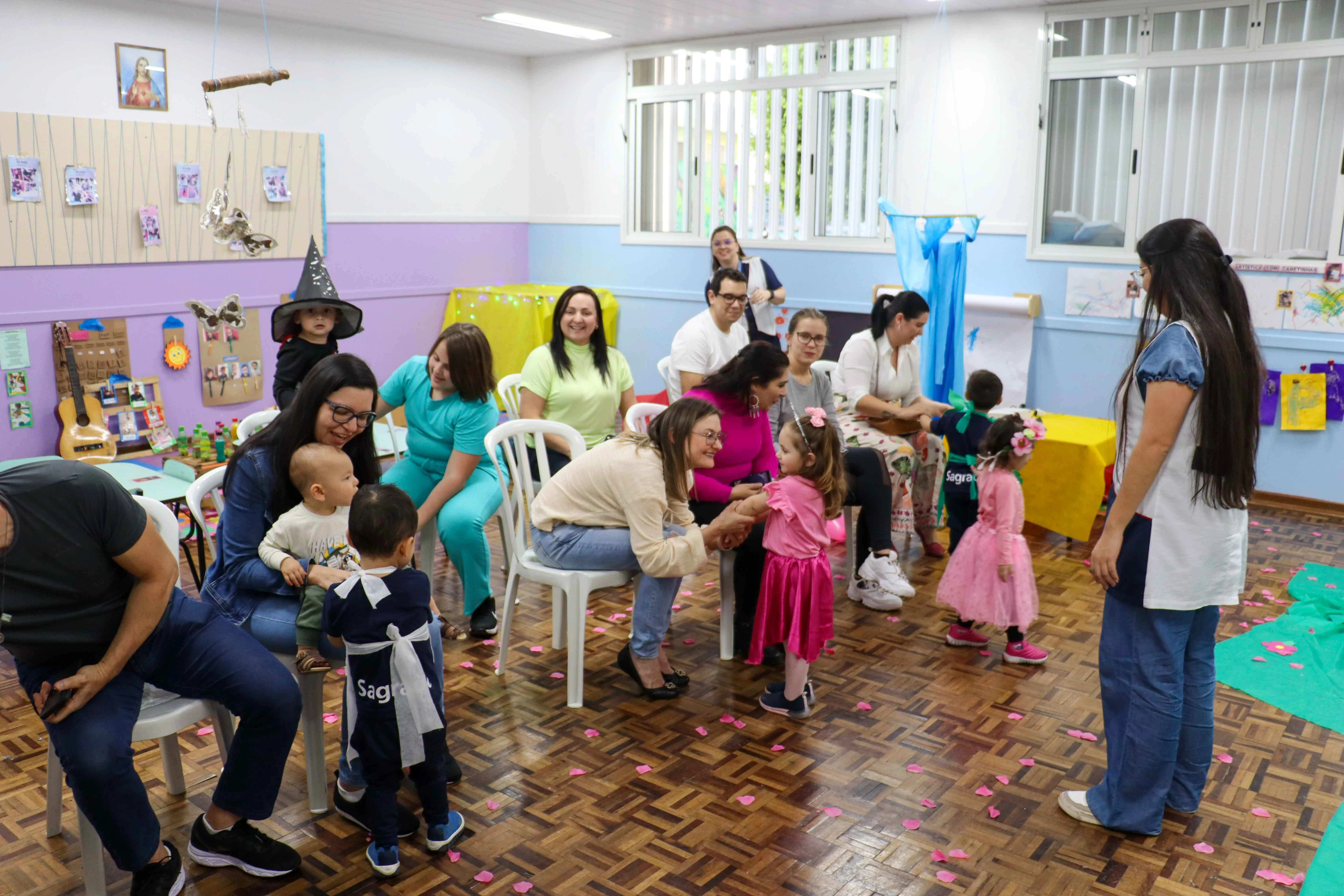 Crianças do Infantil II protagonizam a cantiga "A Linda Rosa Juvenil"