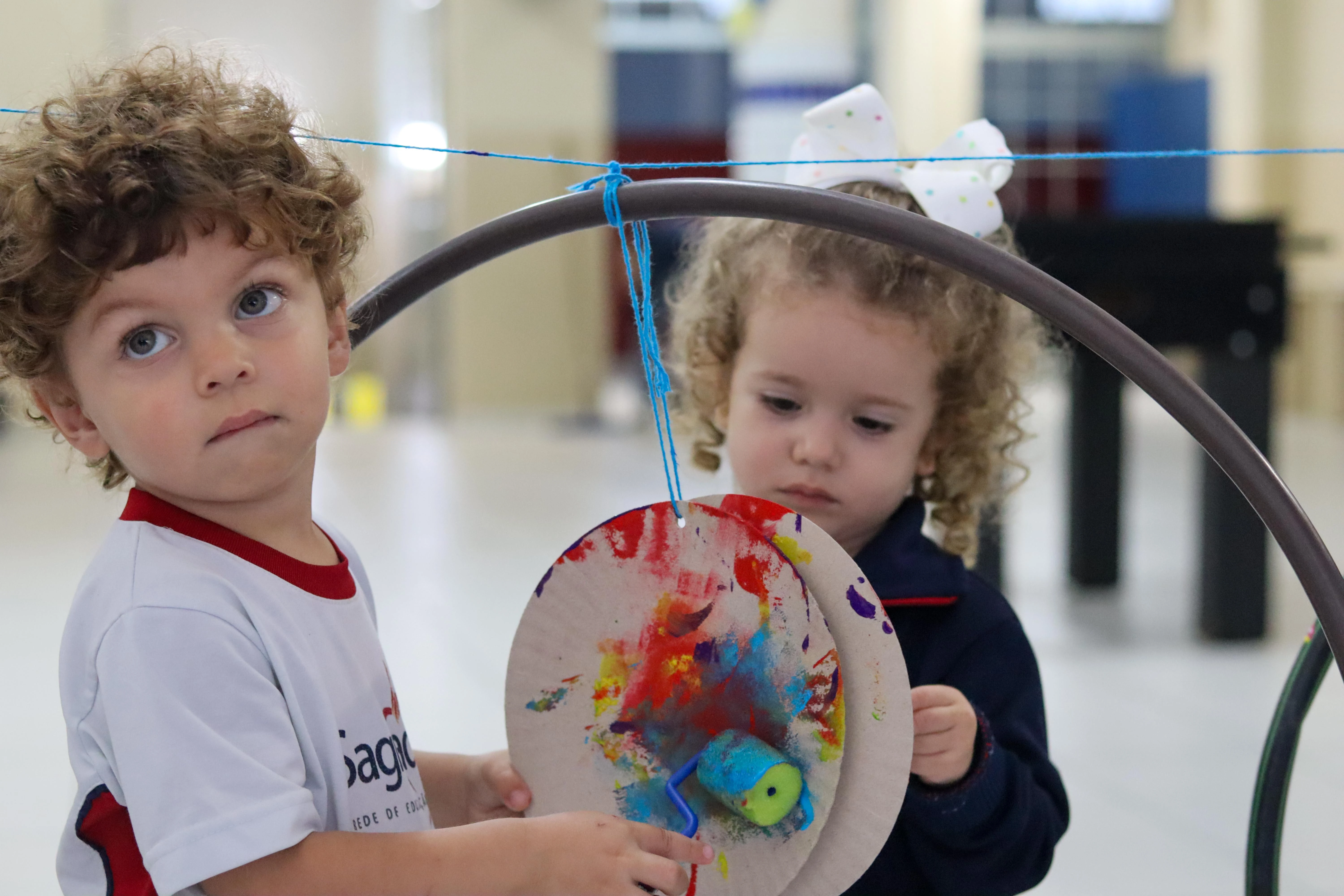Crianças do Infantil II realizam arte em movimento para explorar as texturas