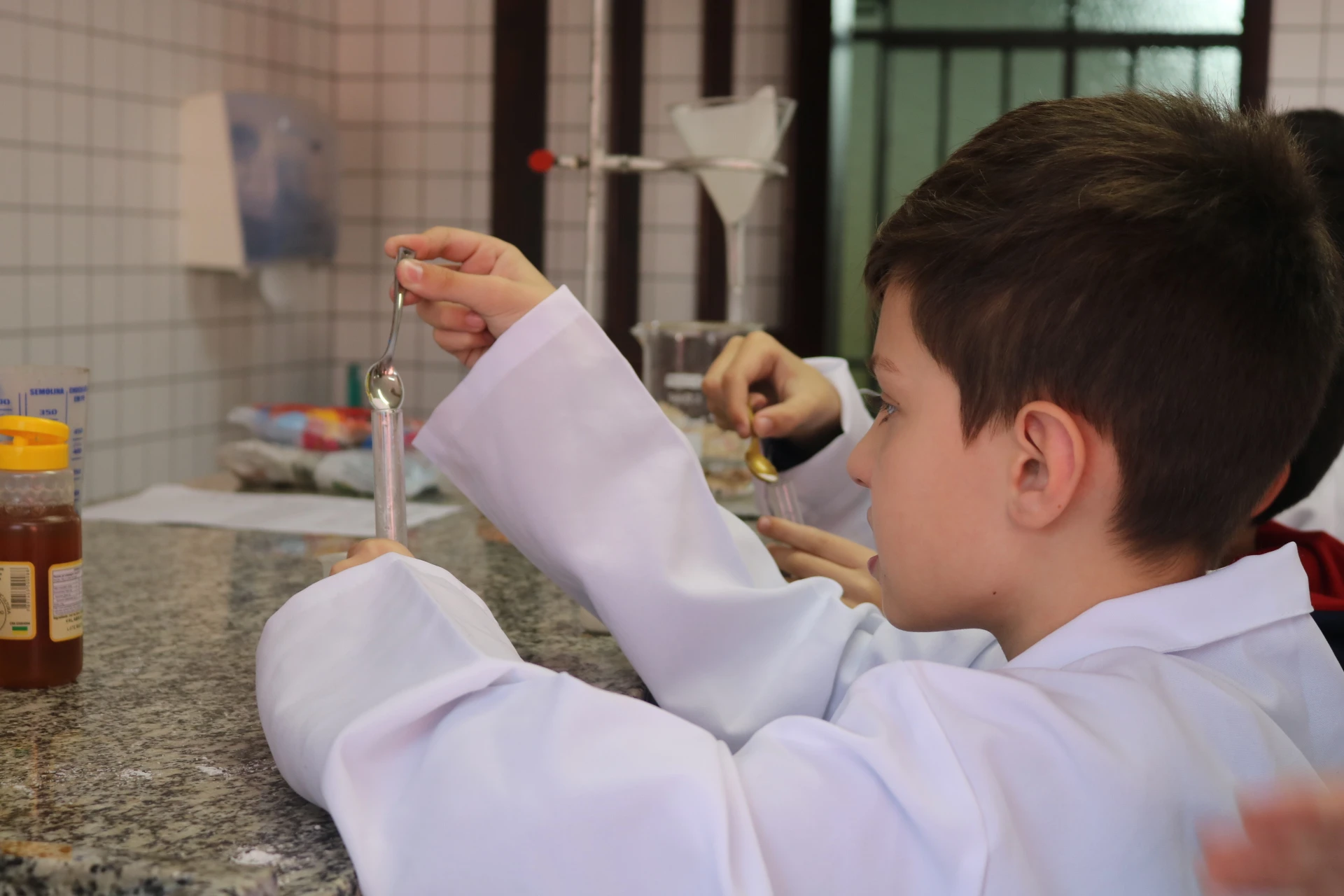 Educandos do 6º ano mergulham no mundo da Química em experiência única no Laboratório Científico 