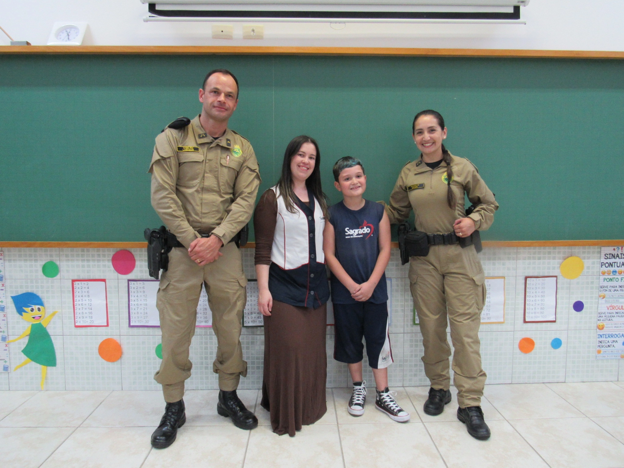 Polícia Militar visita a Escola Social Coração de Jesus e colabora no projeto “Ações para Melhorar o Mundo: Amigos Compartilham”