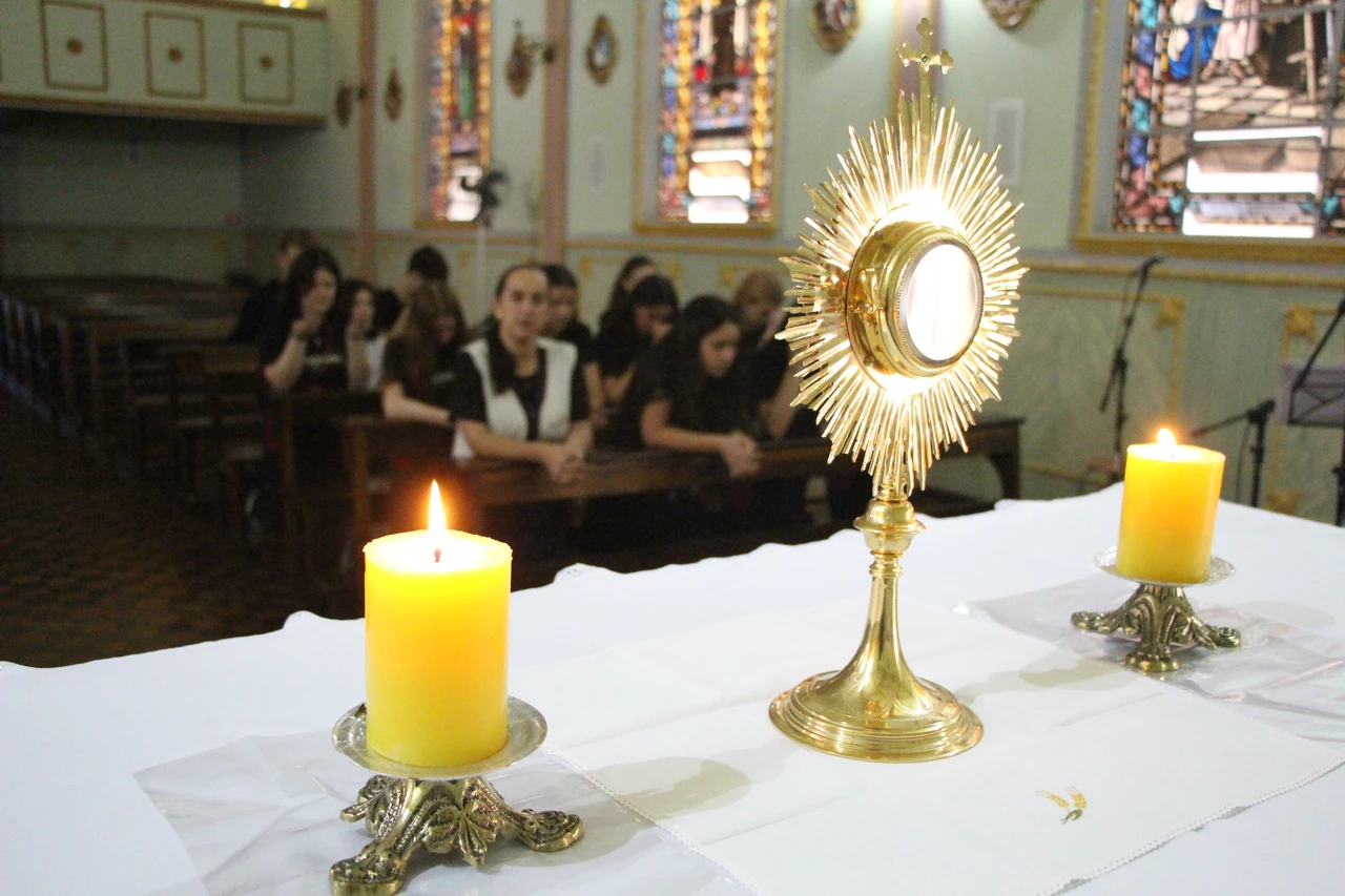 Primeira sexta-feira de abril: Santa Missa e Adoração ao Santíssimo no Colégio Imaculada Conceição