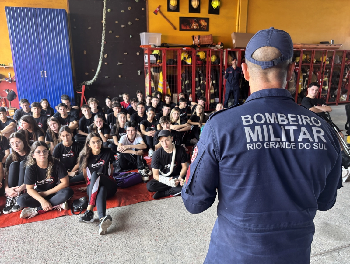 Educandos do Terceirão vivenciam formação sobre prevenção e combate a incêndios no Corpo de Bombeiros de Torres