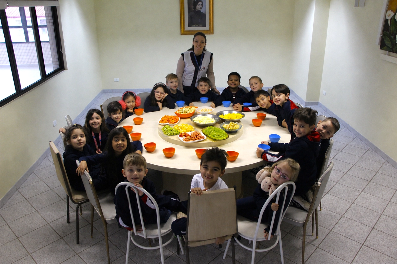 Aprender com as mãos: 1º ano 2 prepara salada de frutas na Cozinha Experimental
