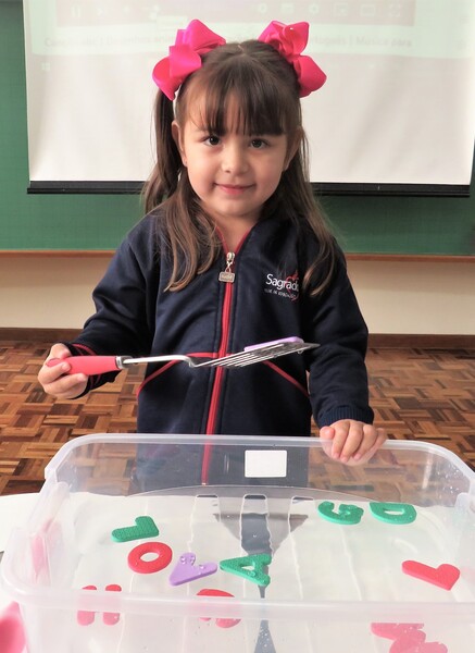 Infantil III.1 realiza atividade lúdica para o aprendizado e memorização das letras 