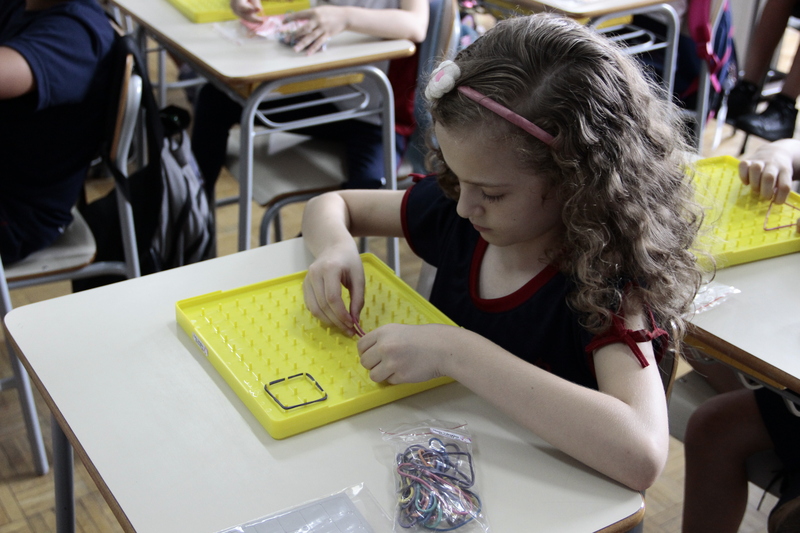 Educandos do 3º ano 1 realizaram Atividade Avaliativa de Matemática utilizando o geoplano