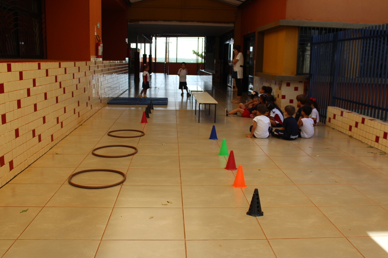 Educandos do Infantil IV realizam um circuito no Pátio da UE