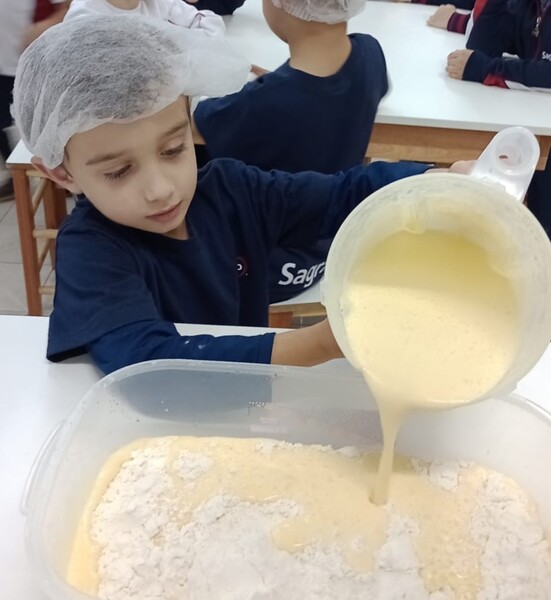 Infantil V explora o gênero textual receita e a cultura brasileira durante aula na Cozinha Experimental 