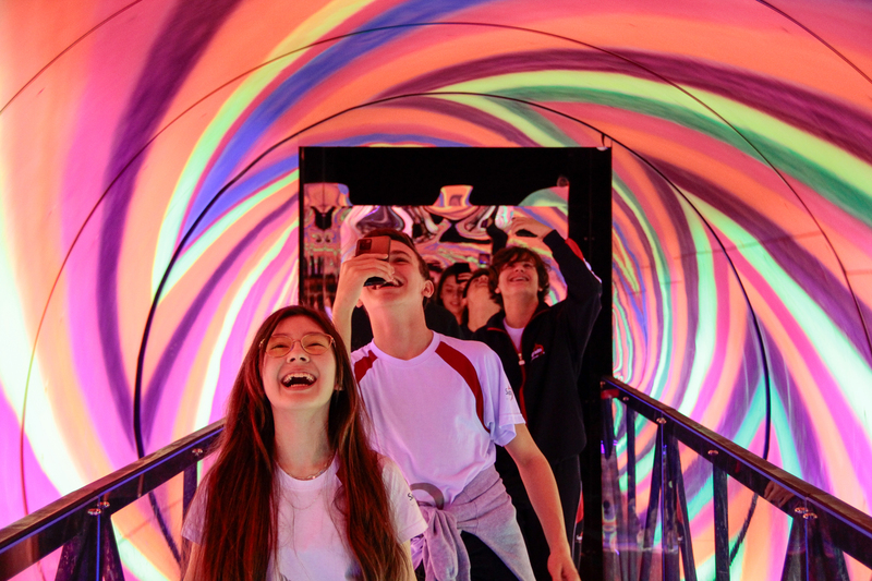 Turmas dos 8ºs anos vivenciam experiências intrigantes no Museu das Ilusões