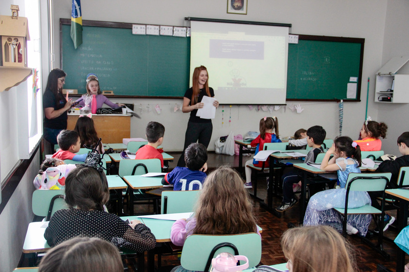 Turma do 1º ano 1 recebe visita da ONG S.O.S. 4 Patas para uma conversa sobre cuidados com os animais