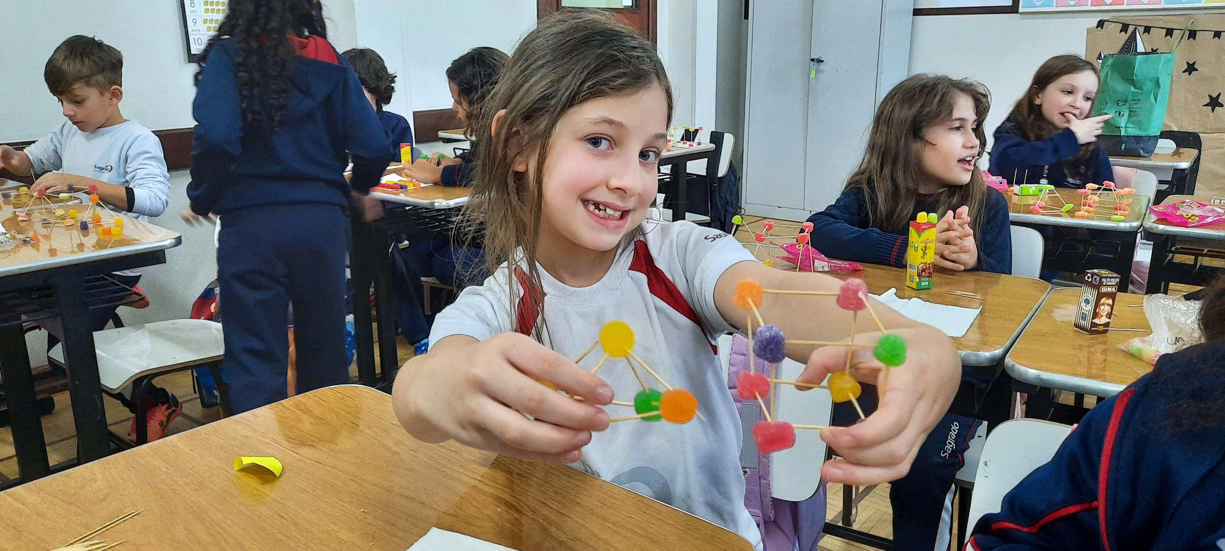 Educandos dos 3ºs anos aplicam conceitos de geometria em atividade saborosa
