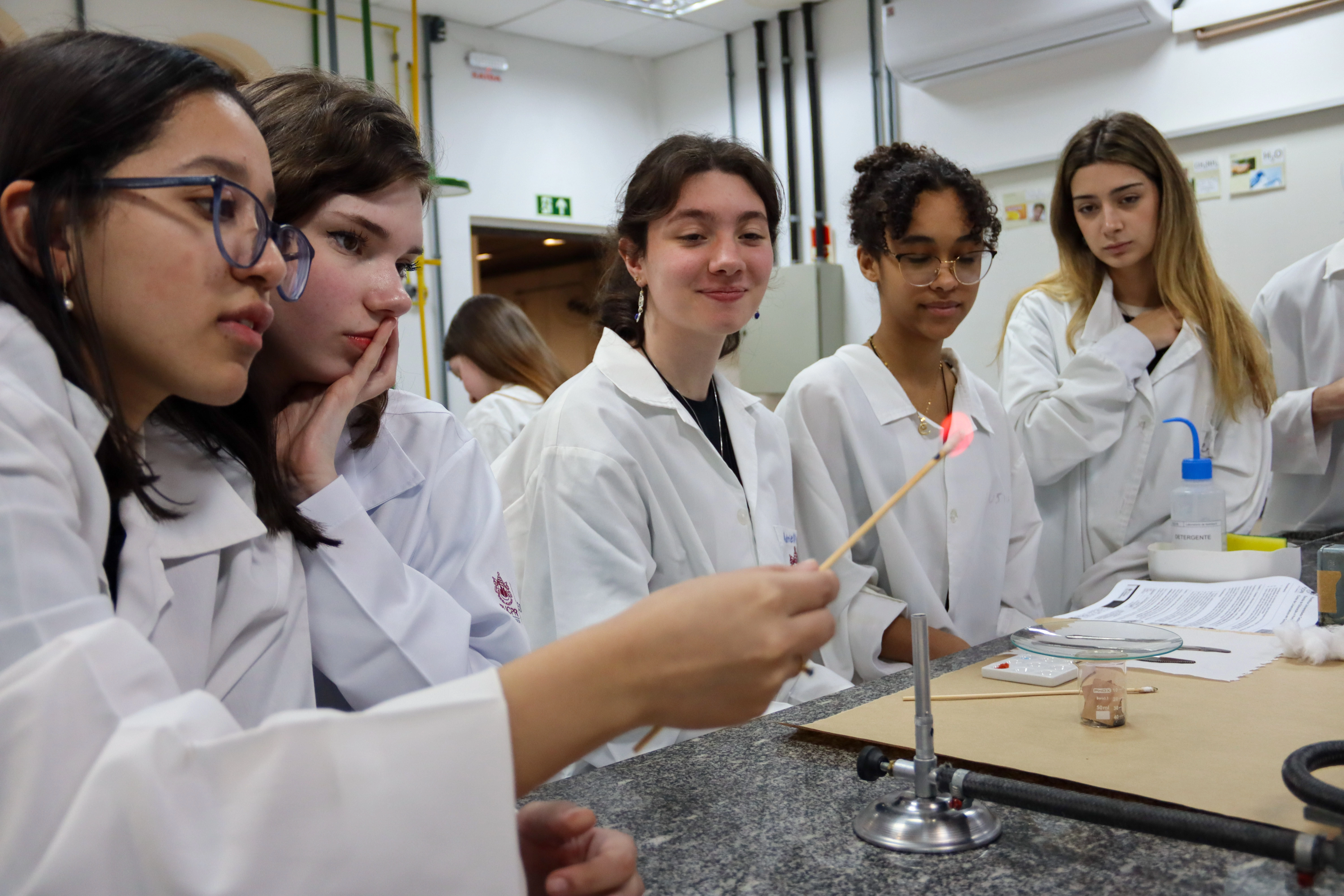 Aula de Campo leva Terceirão à PUC-PR para vivência em Química Forense