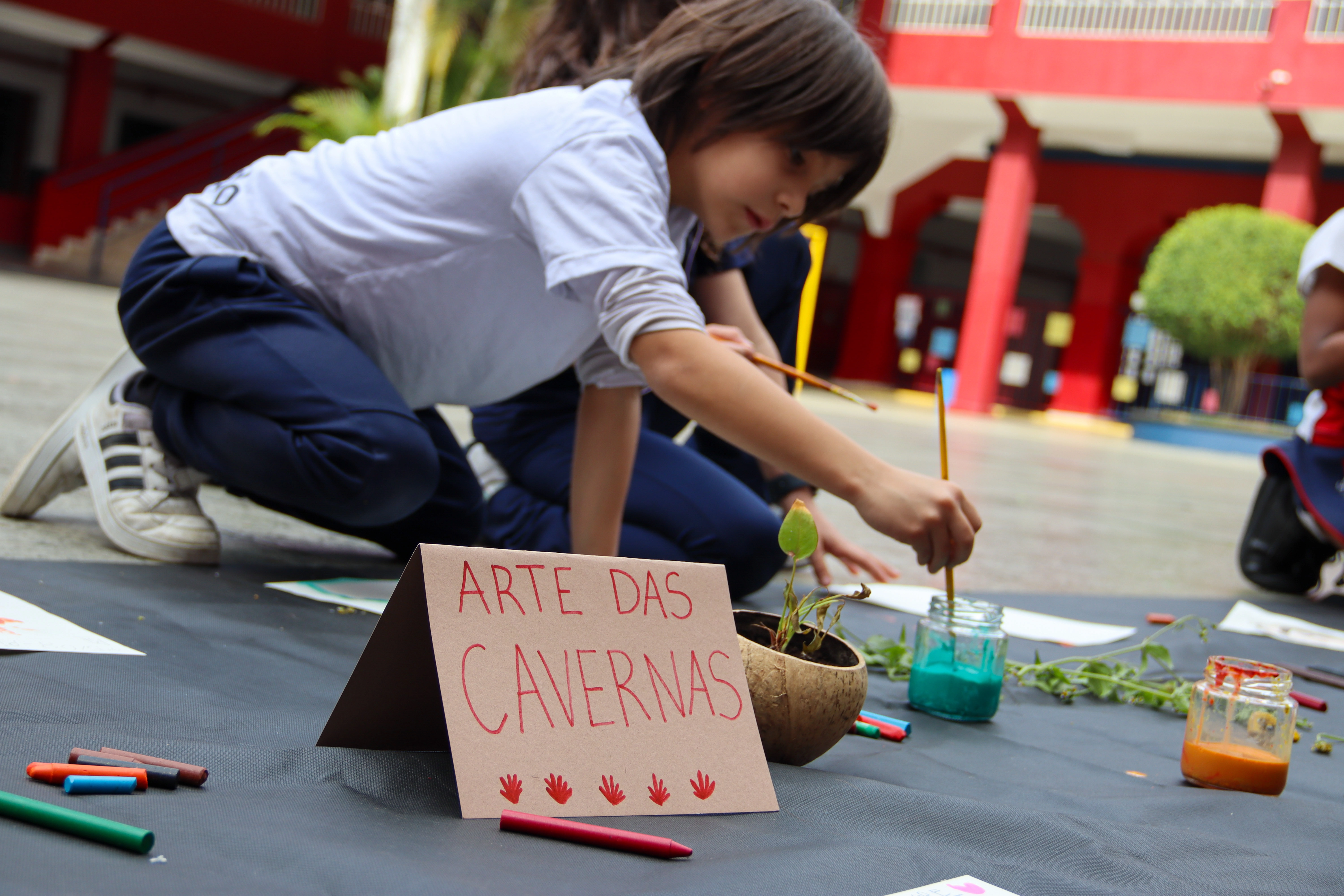A arte dos registros nas paredes: 1ºs anos vivenciam prática sobre pintura rupestre