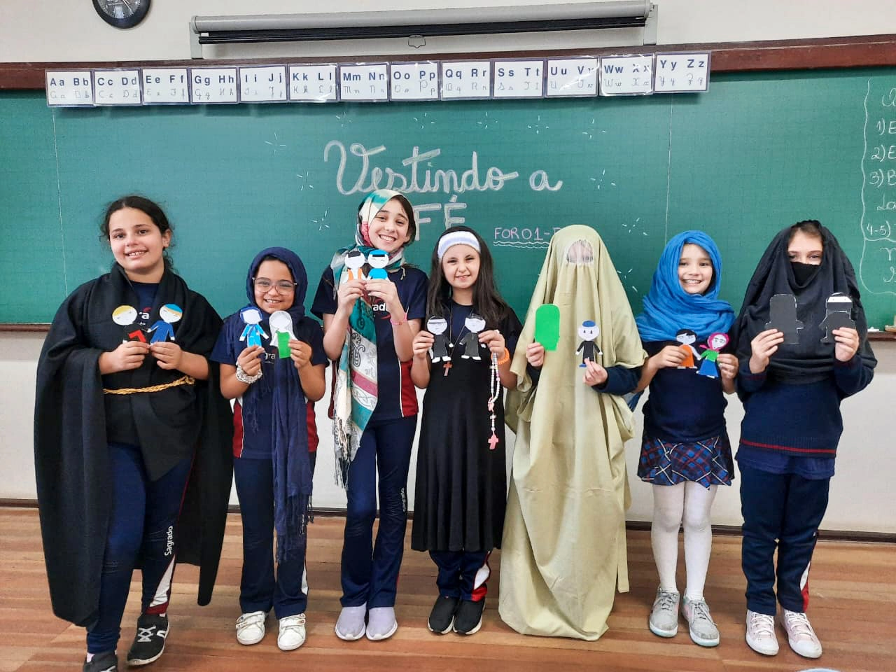 Educação Religiosa e diversidade: educandos dos 3ºs anos exploram o significado das indumentárias religiosas