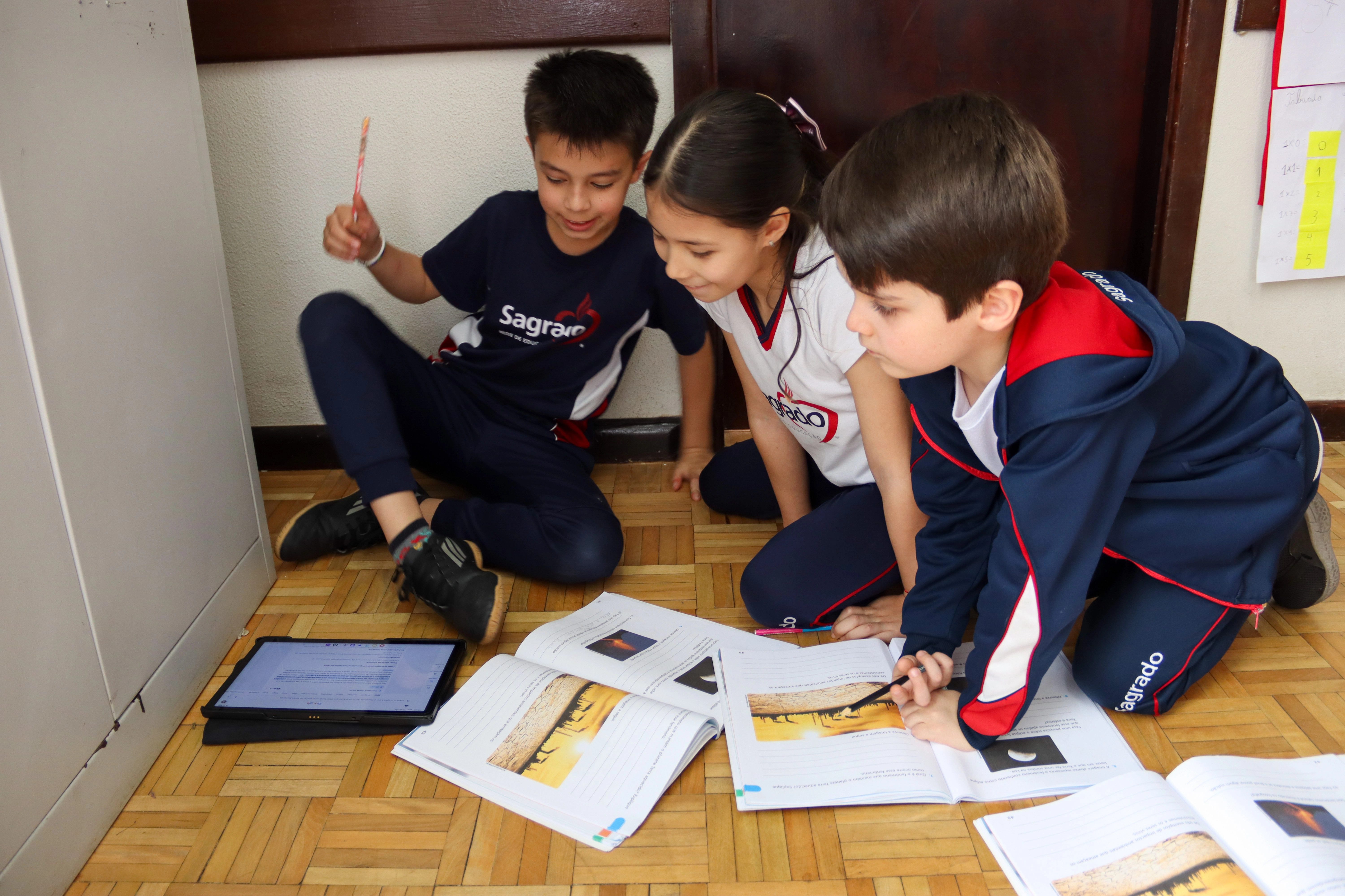 Tecnologia e ciência: educandos dos 3ºs anos exploram temas científicos com tablets