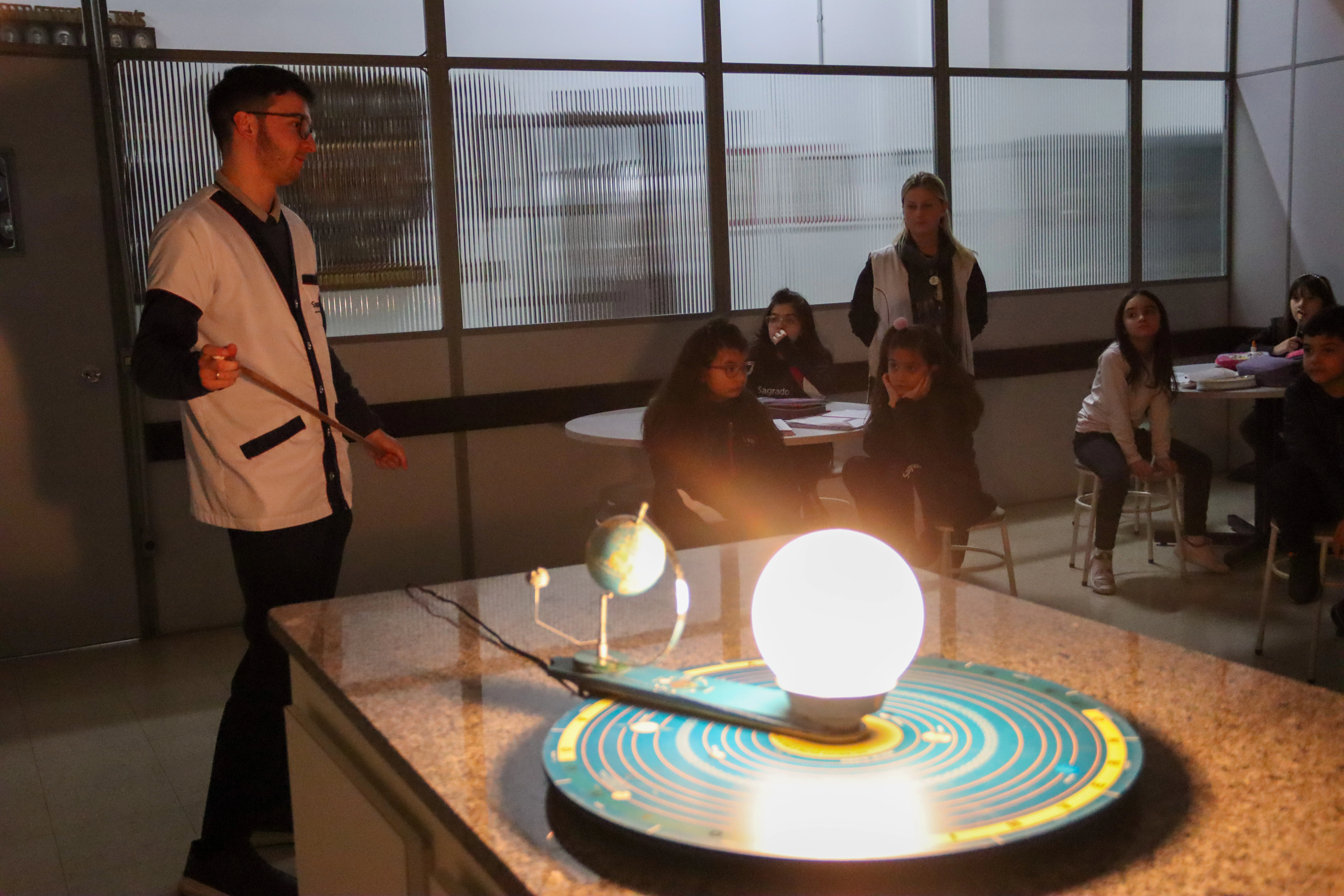 Descobrindo planetas e satélites: 3ºs anos vivenciam prática de Ciências