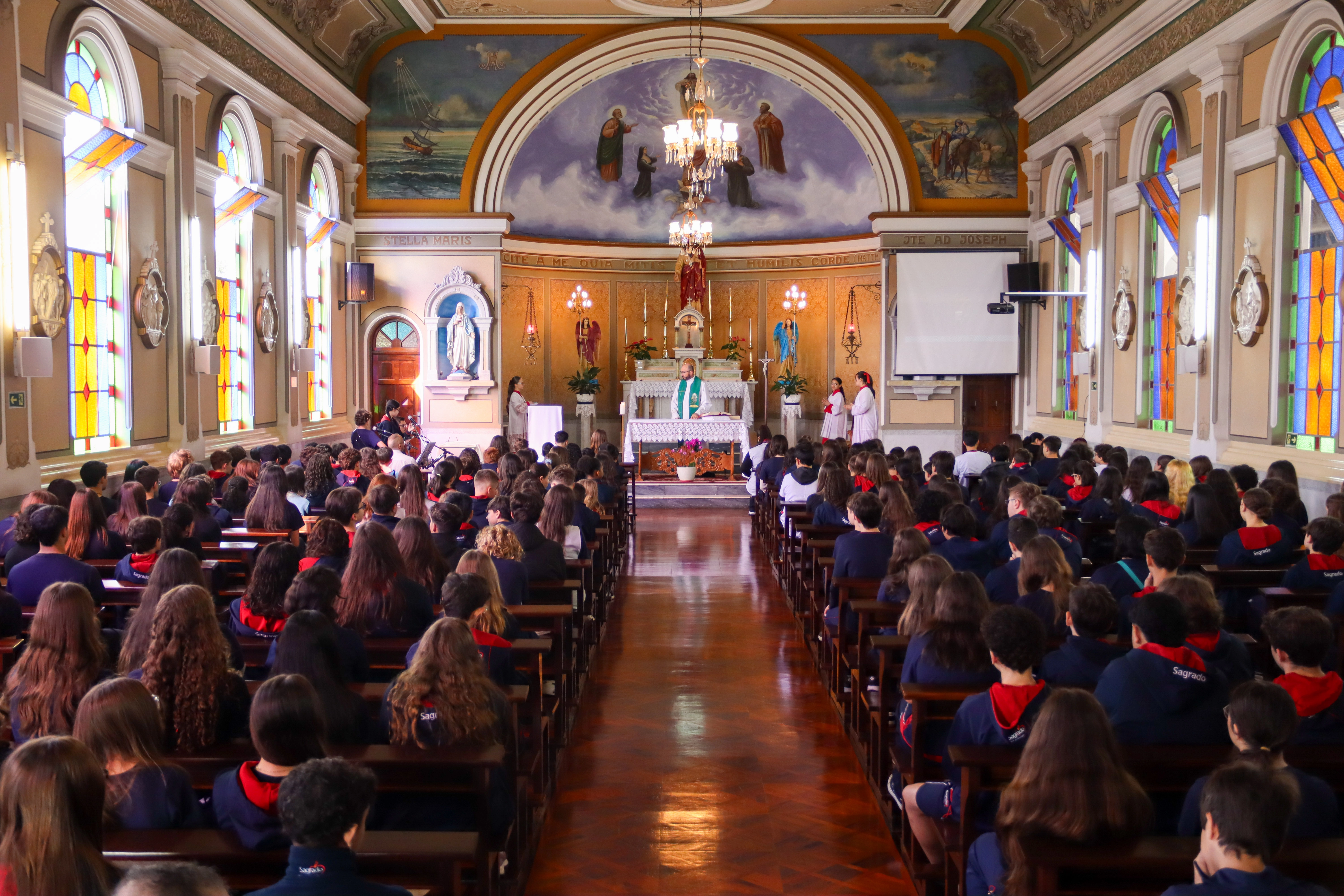 Missa da primeira sexta-feira reúne educandos para um momento de fé e reflexão