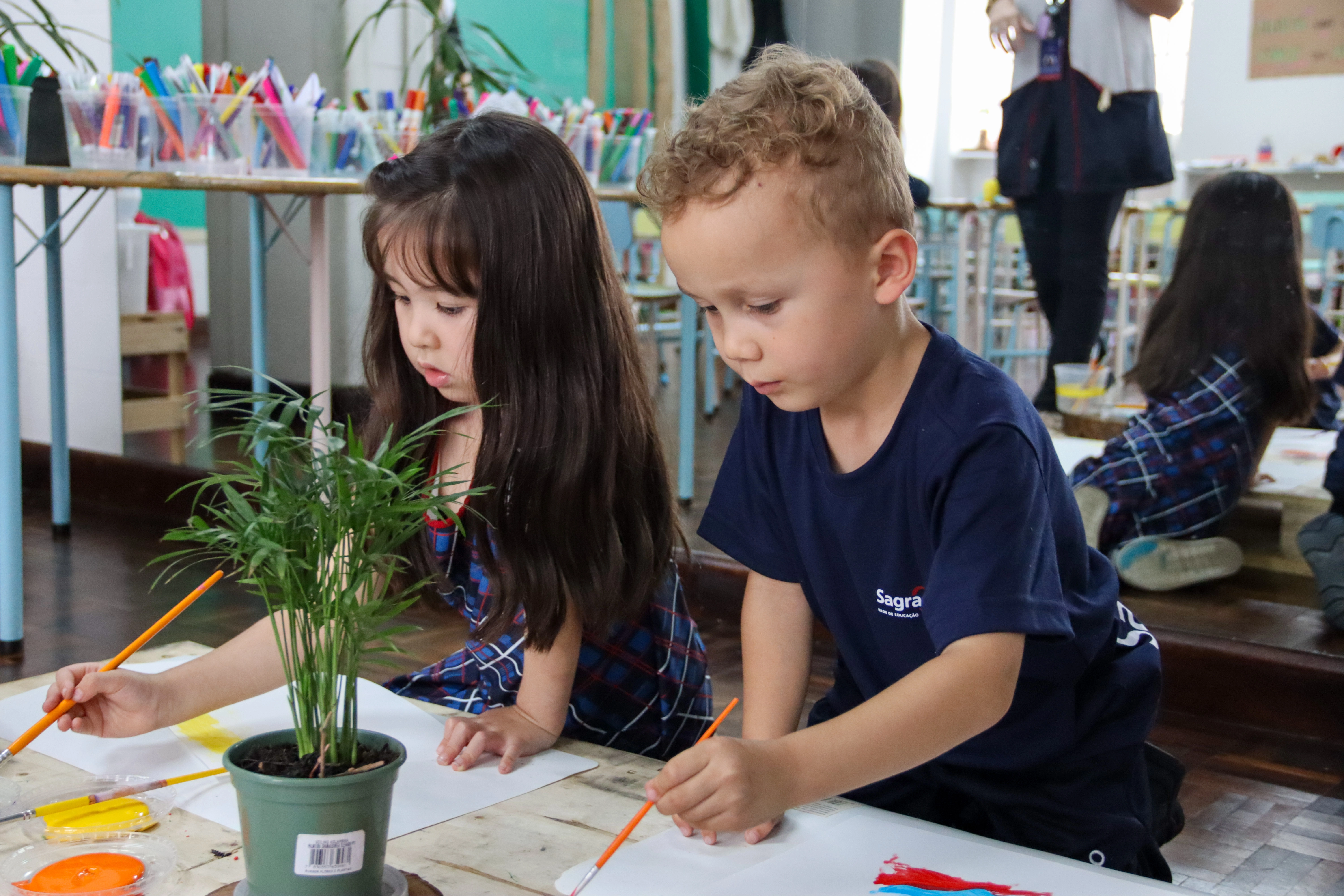 Vivência sobre o arco-íris desenvolve múltiplas aprendizagens no Infantil IV