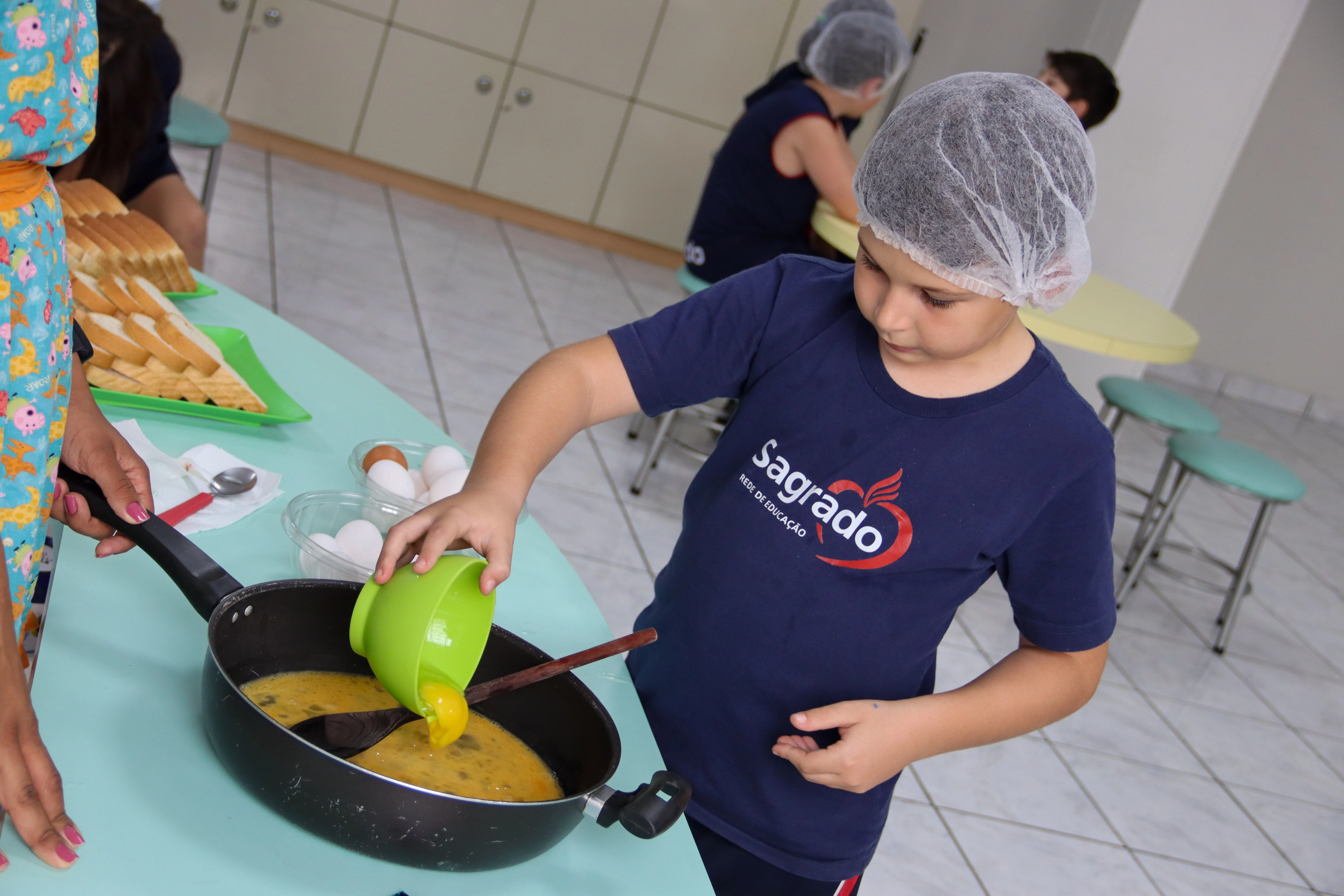 Culinária e aprendizado: educandos dos 3ºs anos se aventuram na Cozinha Experimental