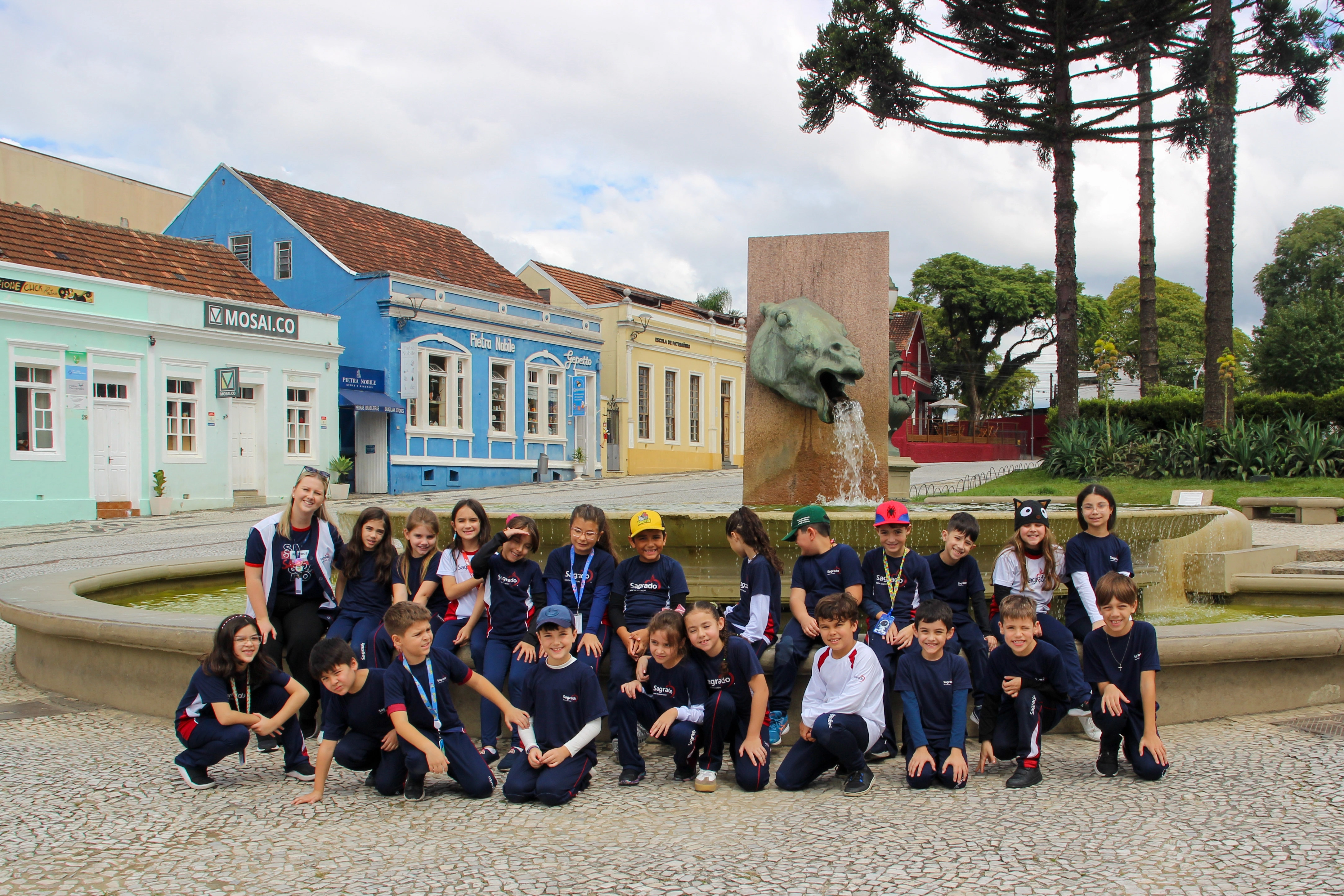 Conhecimento em movimento: 3ºs anos vivenciam a história curitibana em Aula de Campo