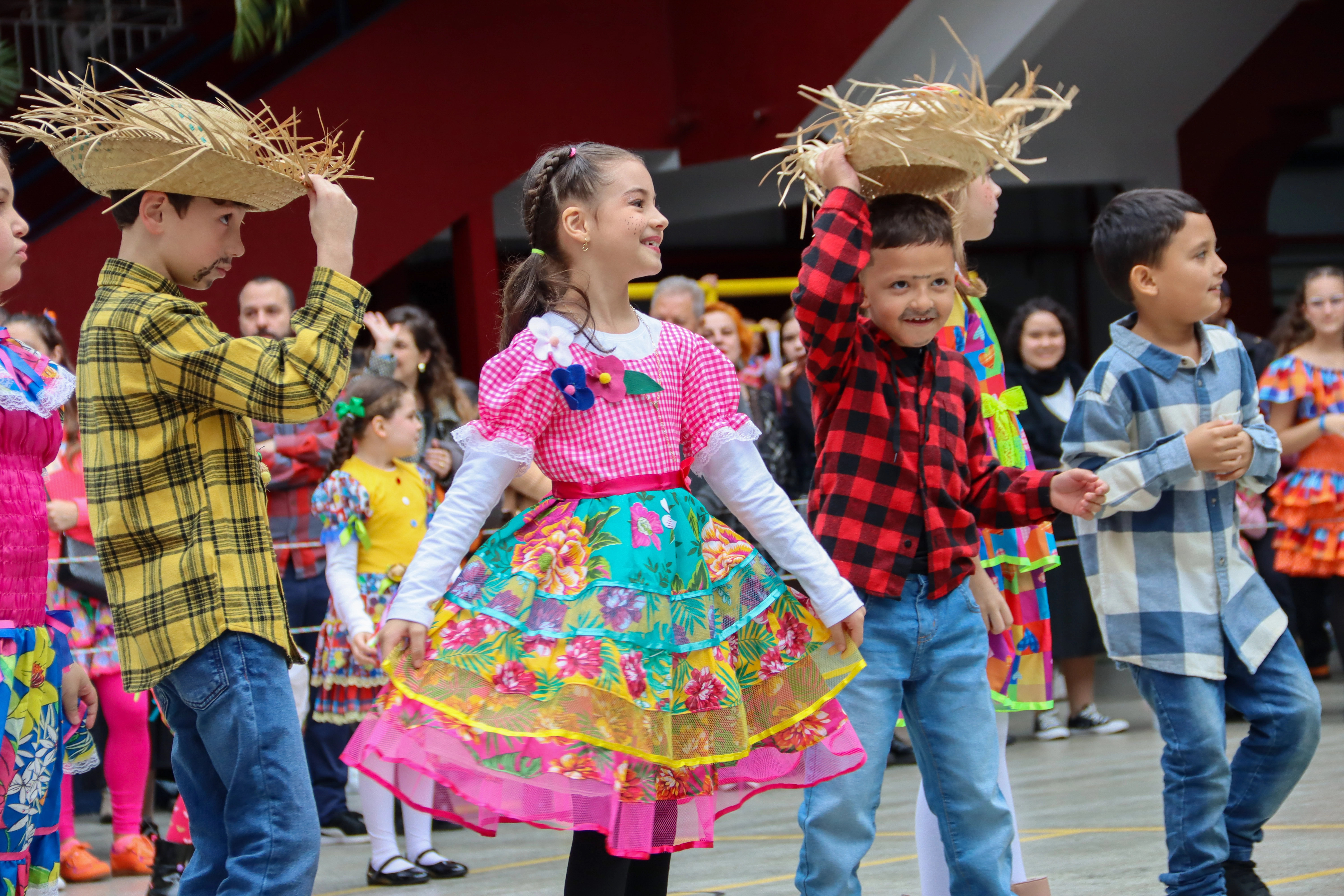 Diversão, cultura e alegria: Festival Folclórico 2025 encanta a Comunidade Educacional
