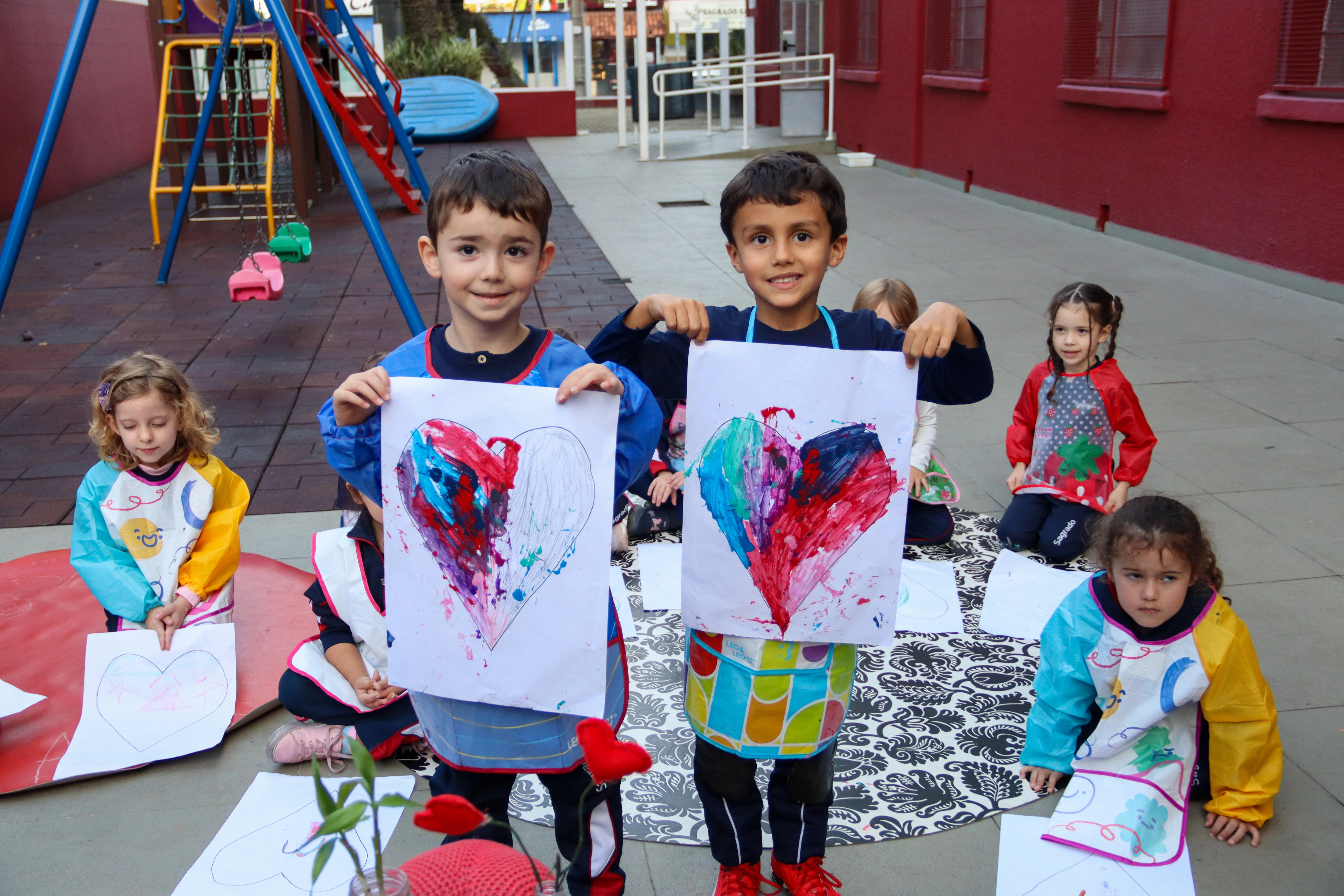 Turma da Minhoca vivencia o Projeto Corazonar com abraços e tintas coloridas