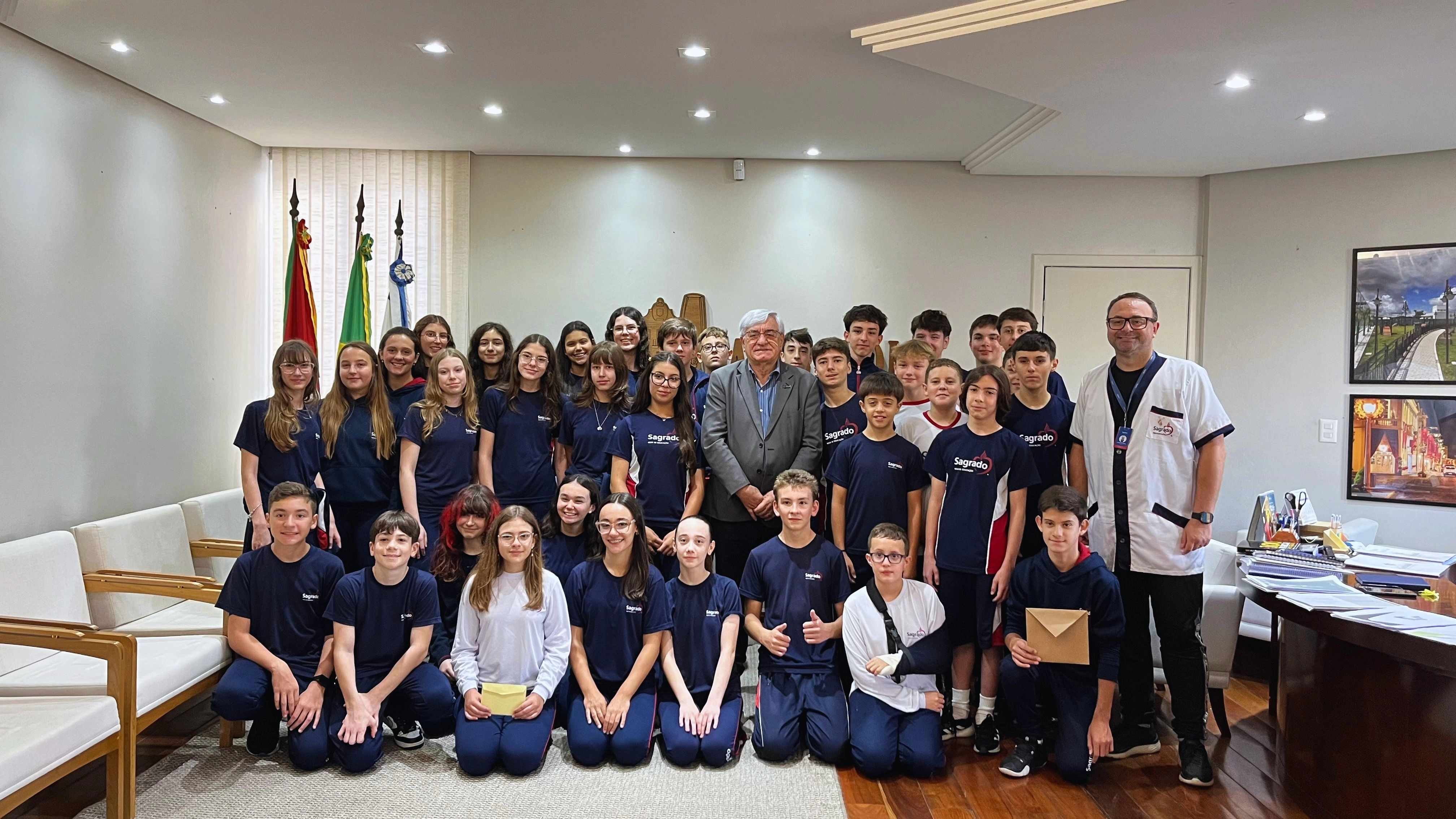Educandos do 8º ano visitam o Gabinete do Prefeito de Garibaldi/RS