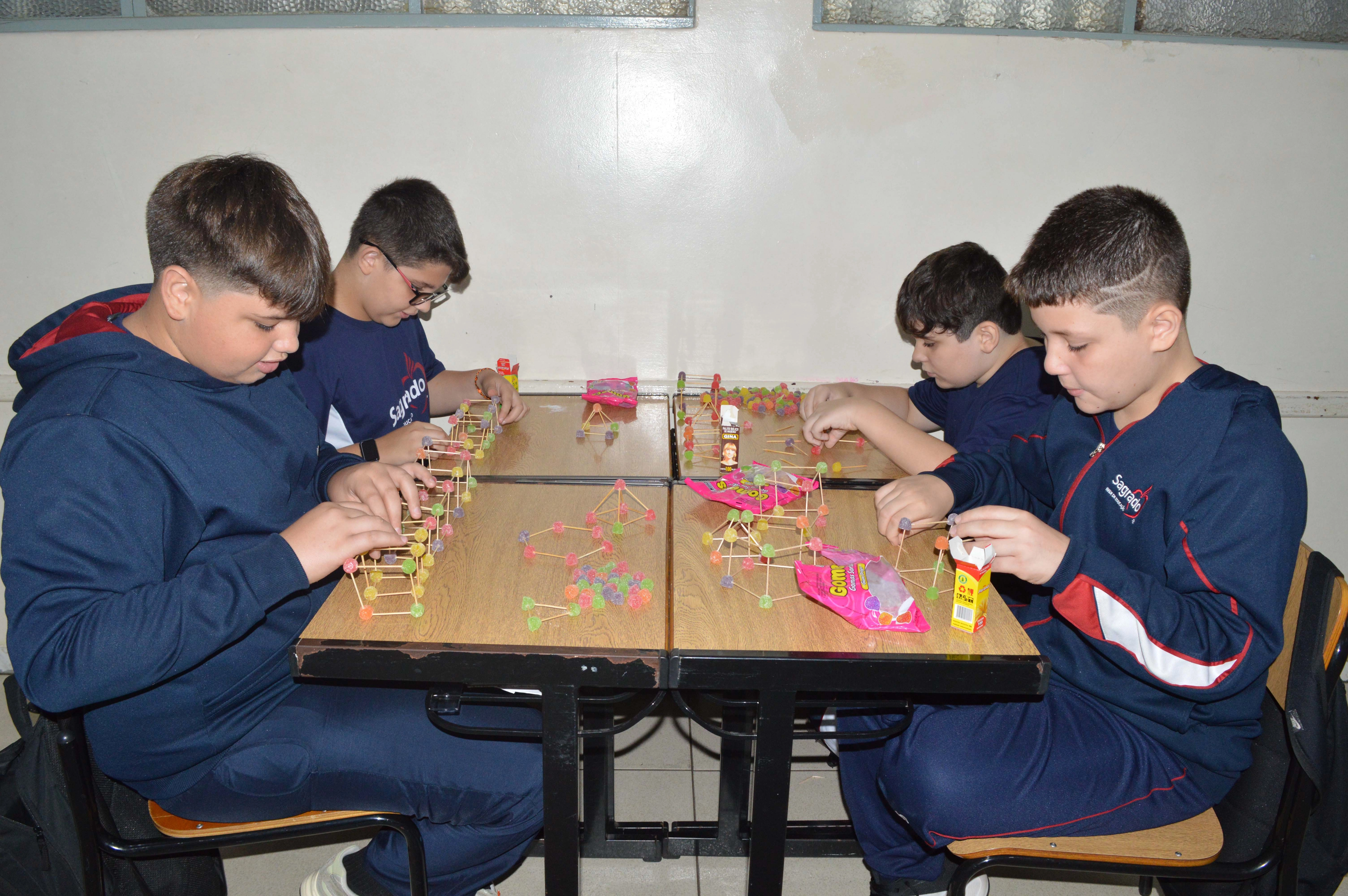 Sólidos geométricos ganham forma em atividade com jujubas no 5º ano 1