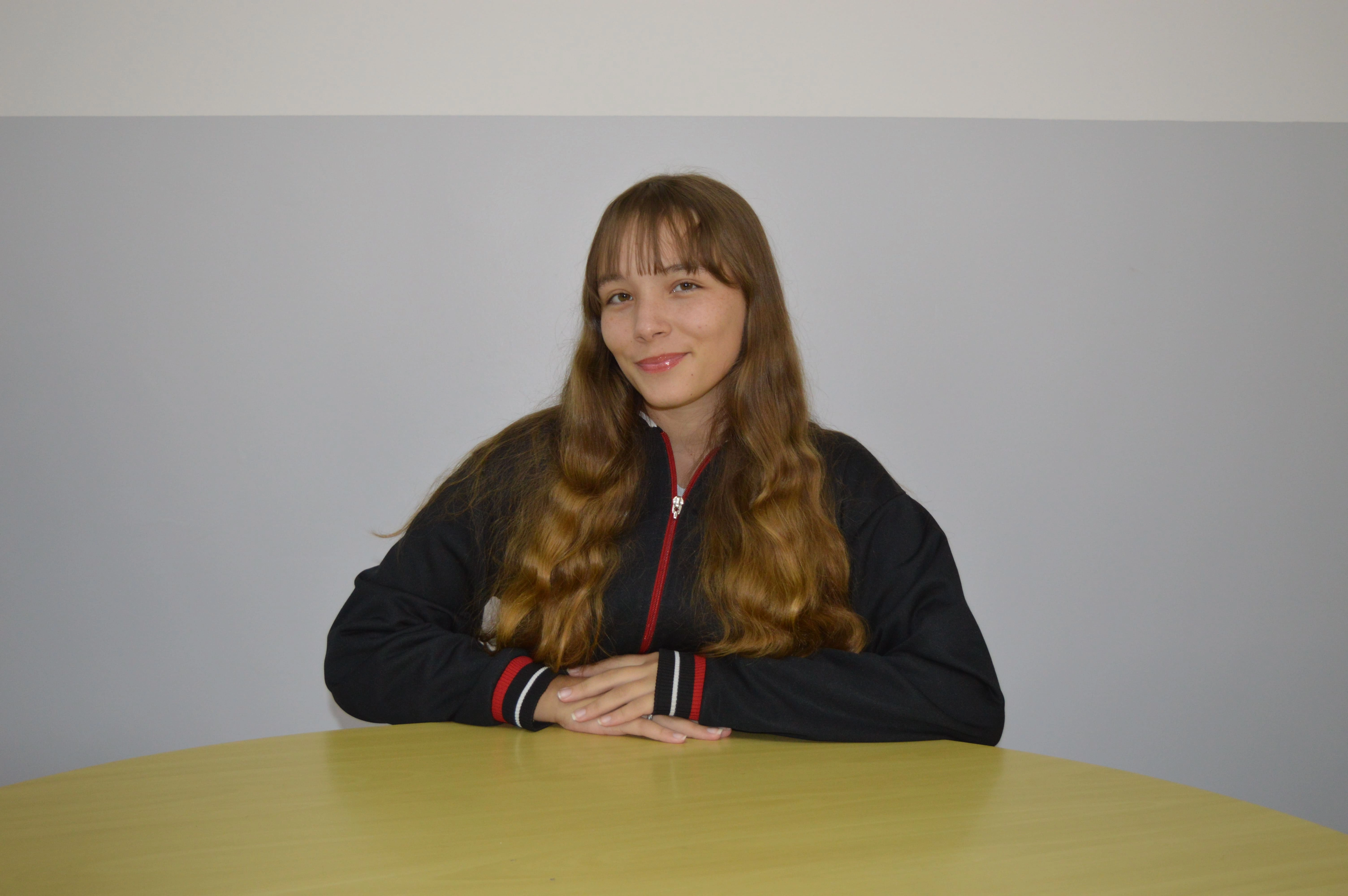 SAGRADO Acadêmico apresenta artigo de Emilly Villela, educanda da 3ª série 2, sobre o pensamento de Simone de Beauvoir e a construção da identidade feminina