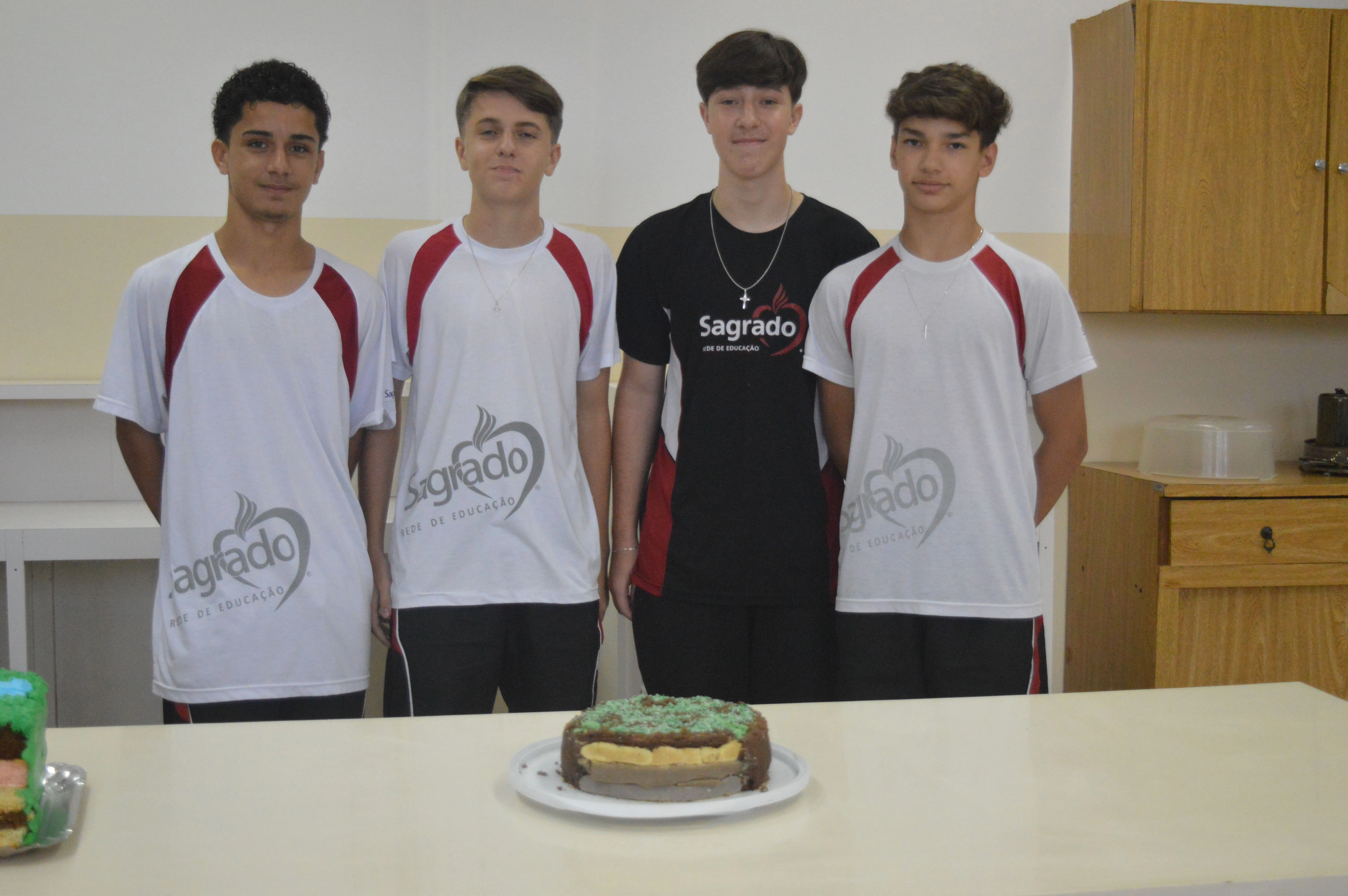 Educandos da 1ª série fazem "bolo de solo"