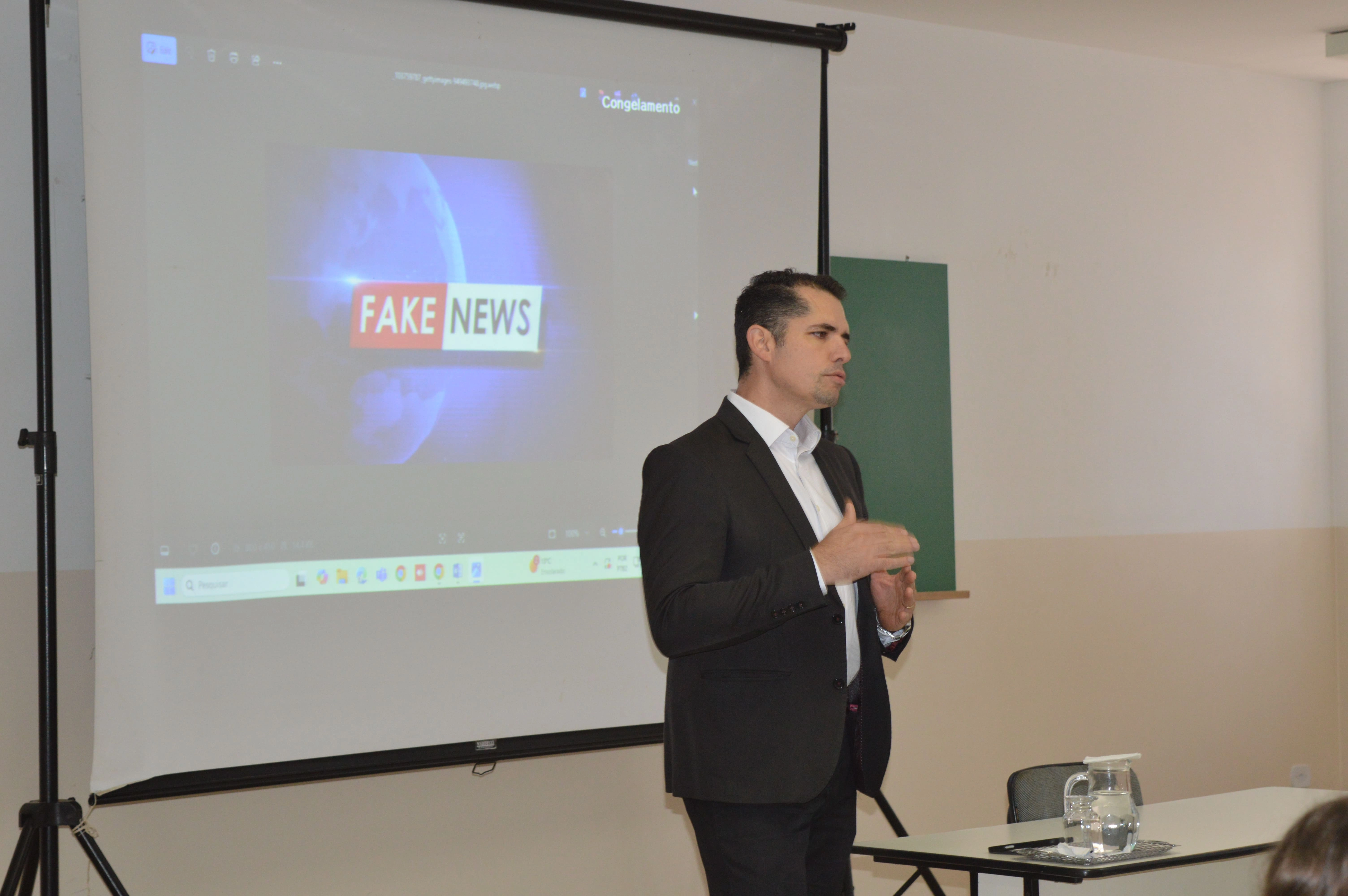 Palestra com jornalista incentiva educandos dos 7ºs anos a refletirem sobre fake news