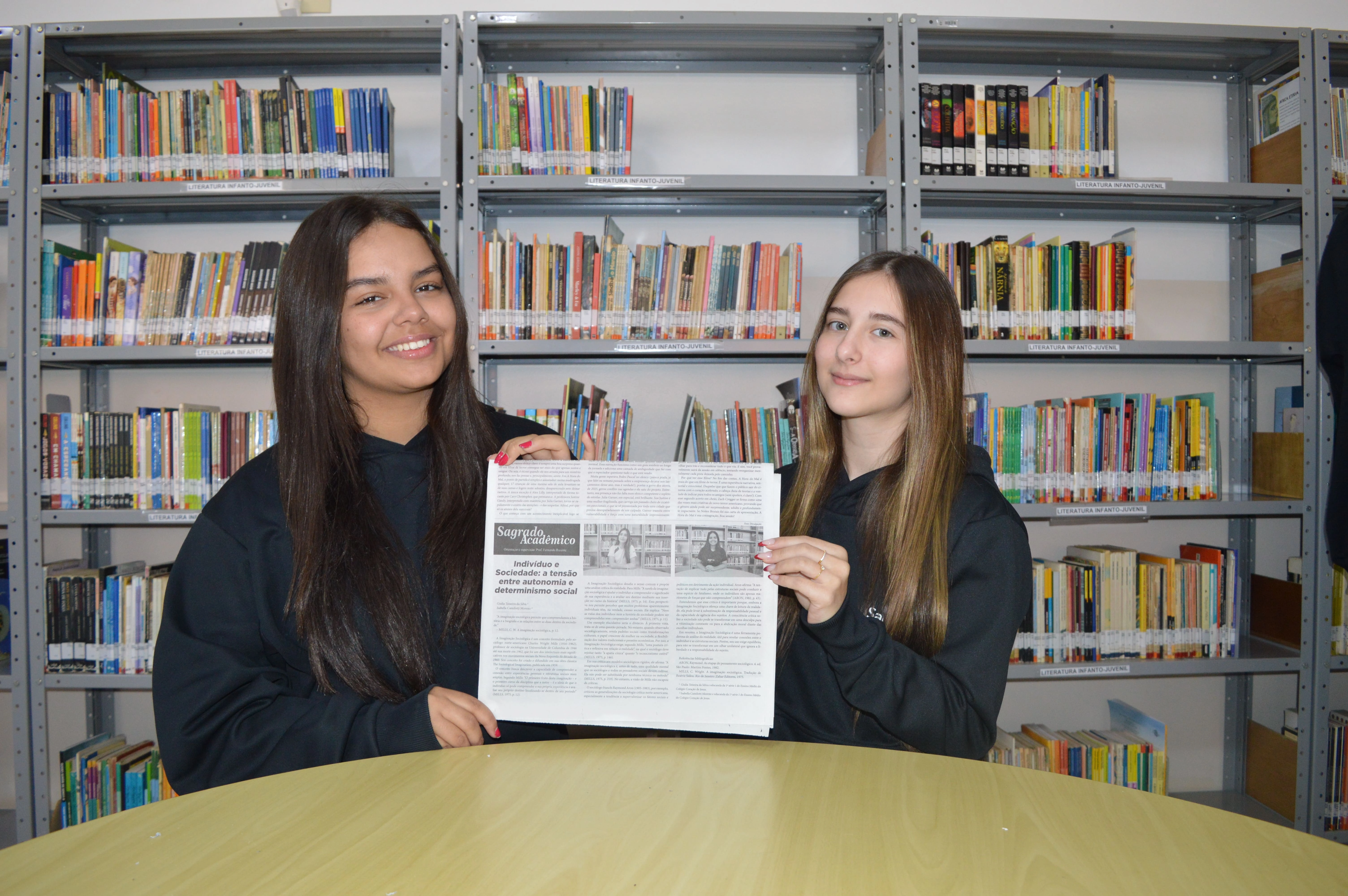 SAGRADO Acadêmico apresenta artigo de Giulia Teixeira da Silva e Isabella Camilotti Moreno, da 1ª série 1, sobre a tensão entre autonomia e determinismo social