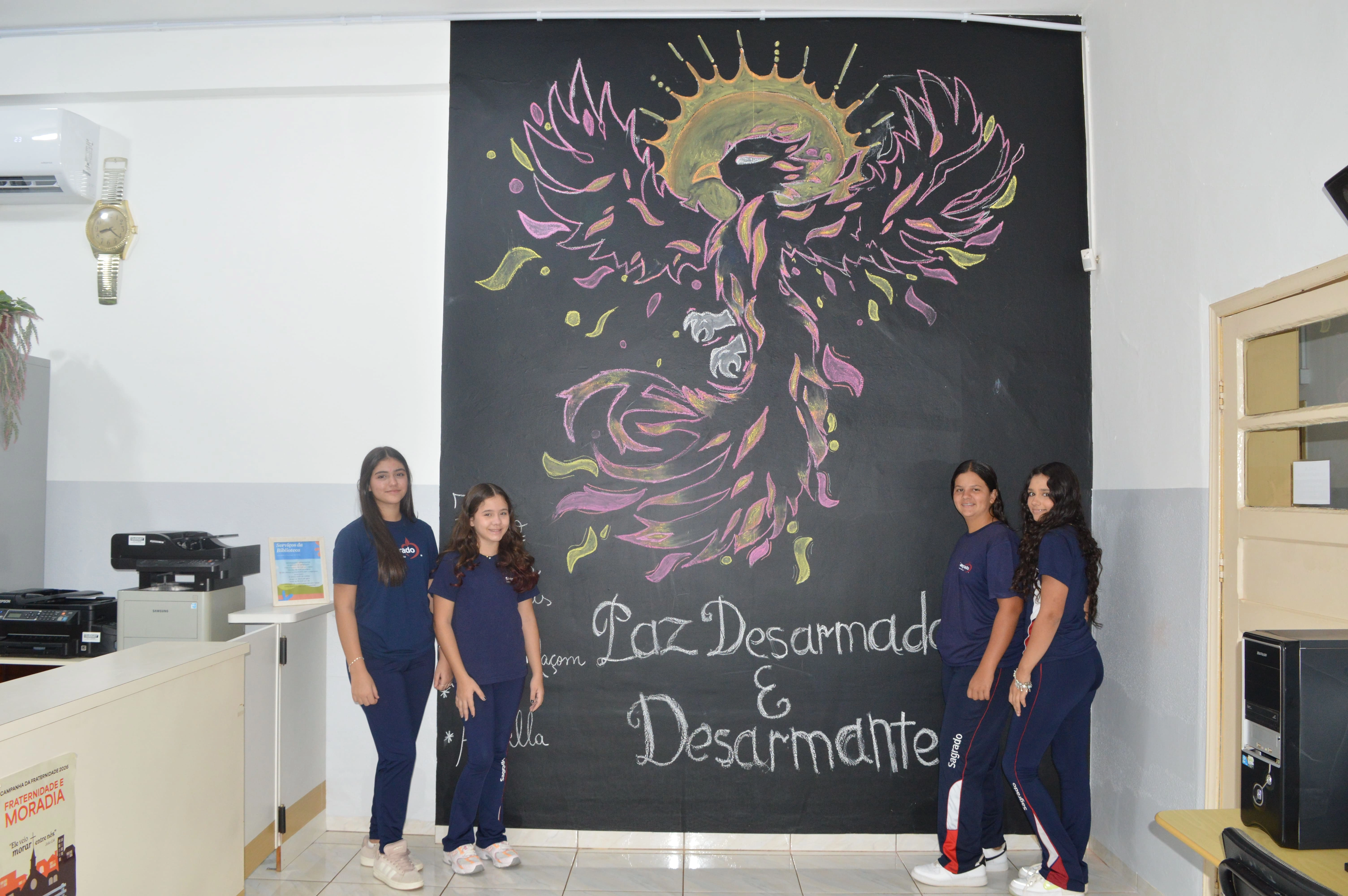 Mural do Educando destaca fênix como símbolo de paz e transformação