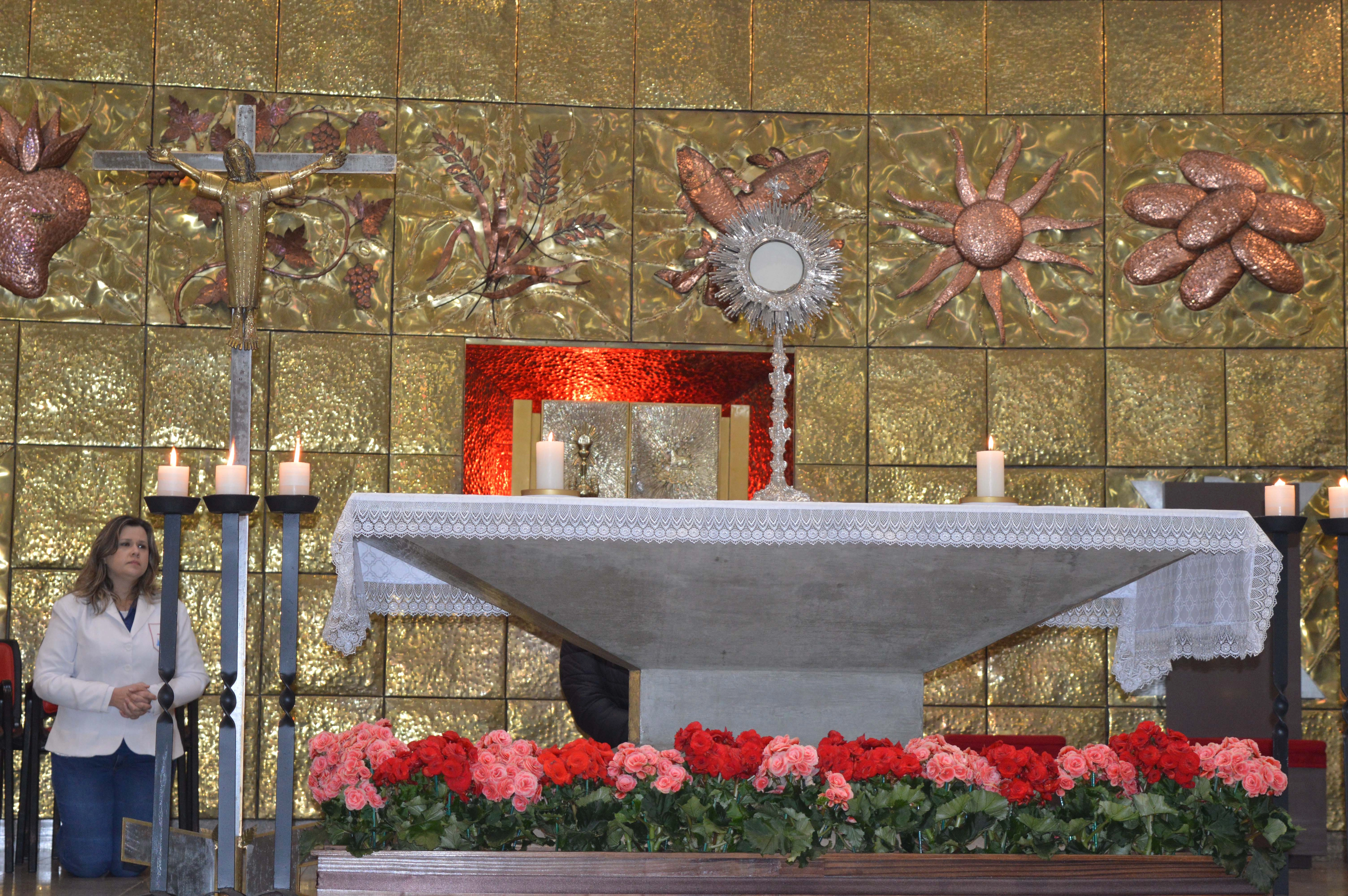 Com ternura e fé, educandos homenageiam o Sagrado Coração de Jesus