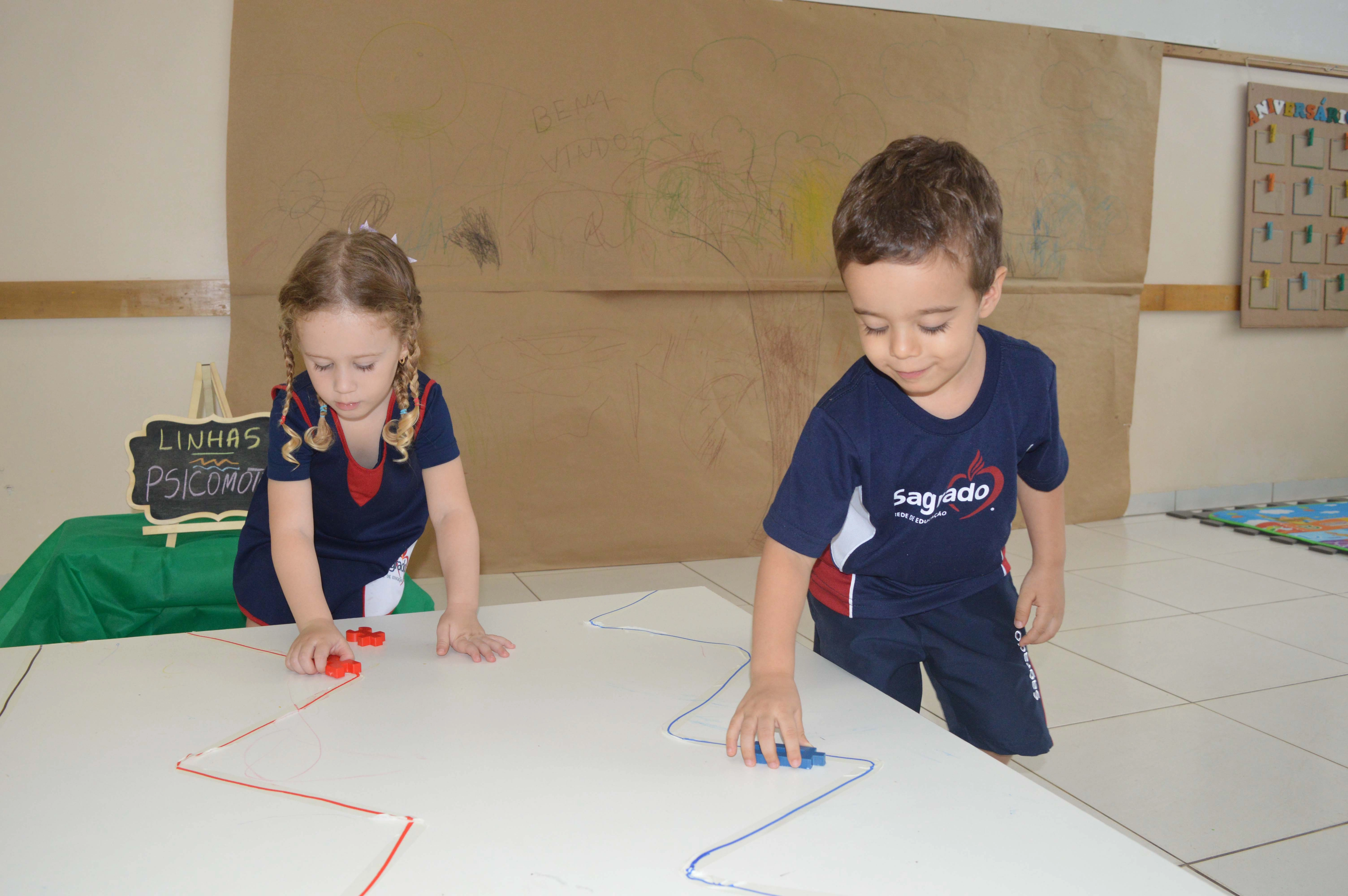 Circuito de linhas psicomotoras estimula movimentos e descobertas no Infantil III.2