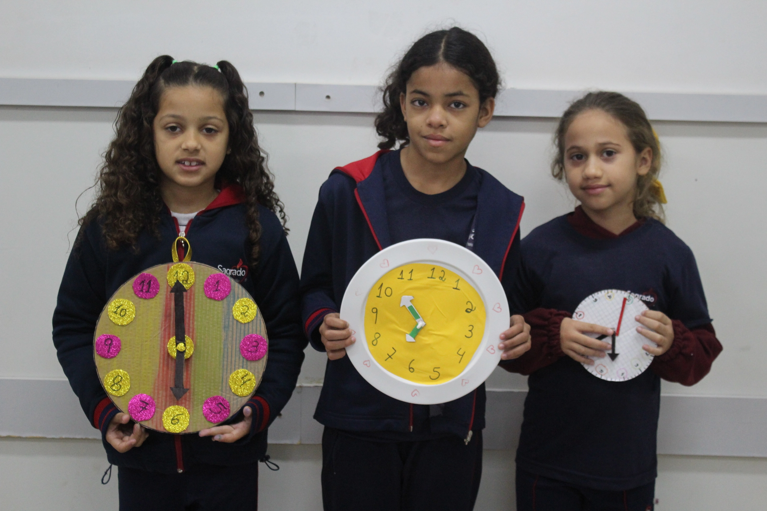 Educandos do 3° ano 2 confeccionam relógios analógicos com materiais recicláveis