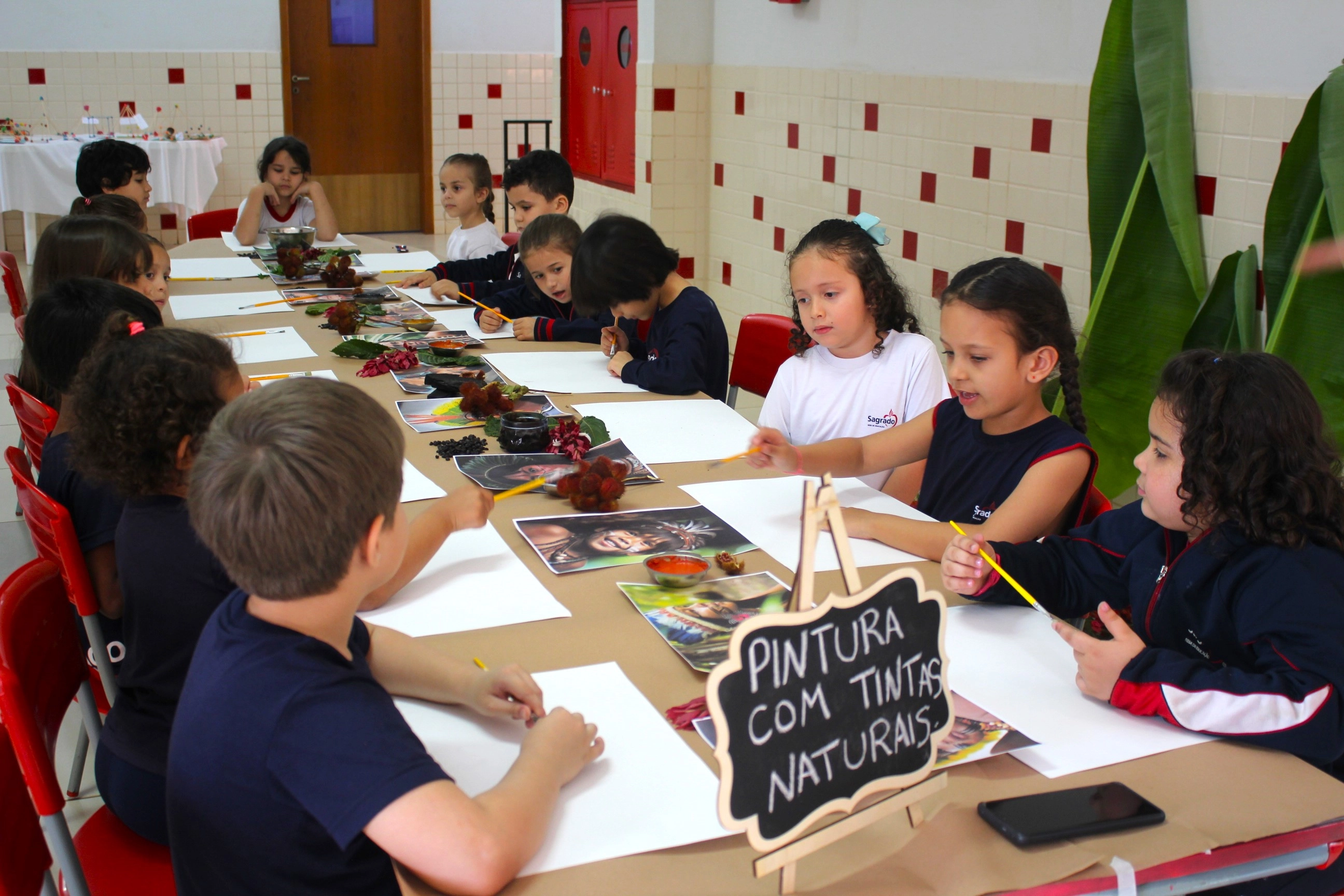 Vivência com tintas naturais inspira criatividade e valorização da cultura indígena no Infantil V