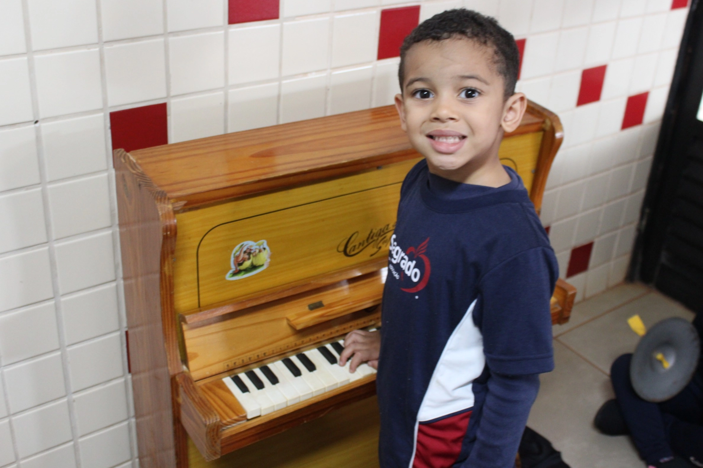 Crianças exploram o universo da música na abertura do módulo "Um Mundo de Sons"