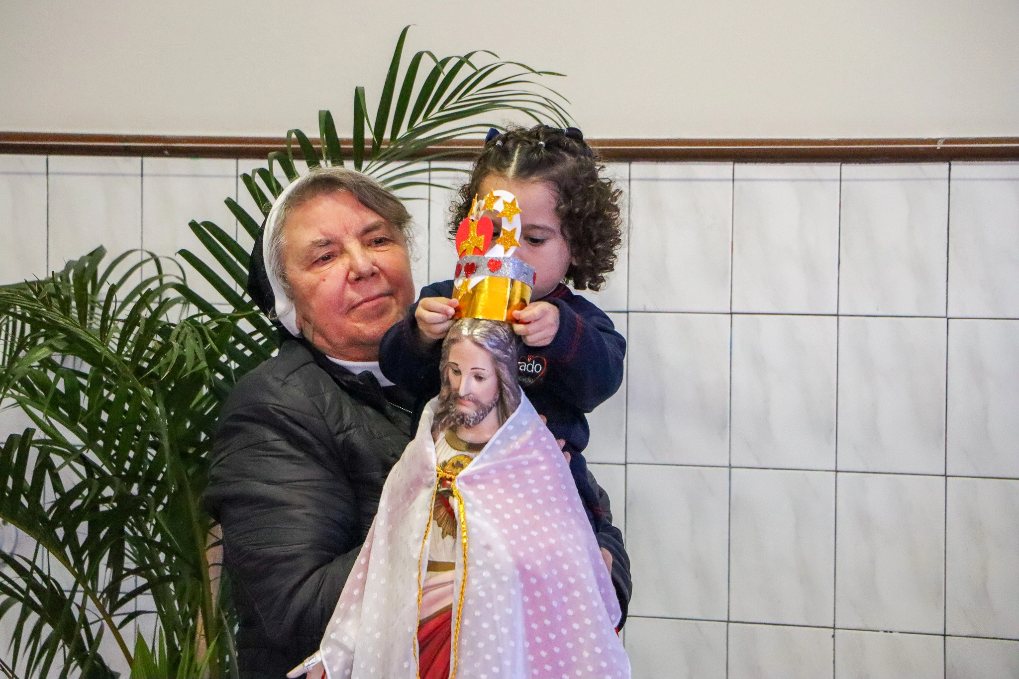 Educandos vivenciam a tradicional Coroação do Sagrado Coração de Jesus