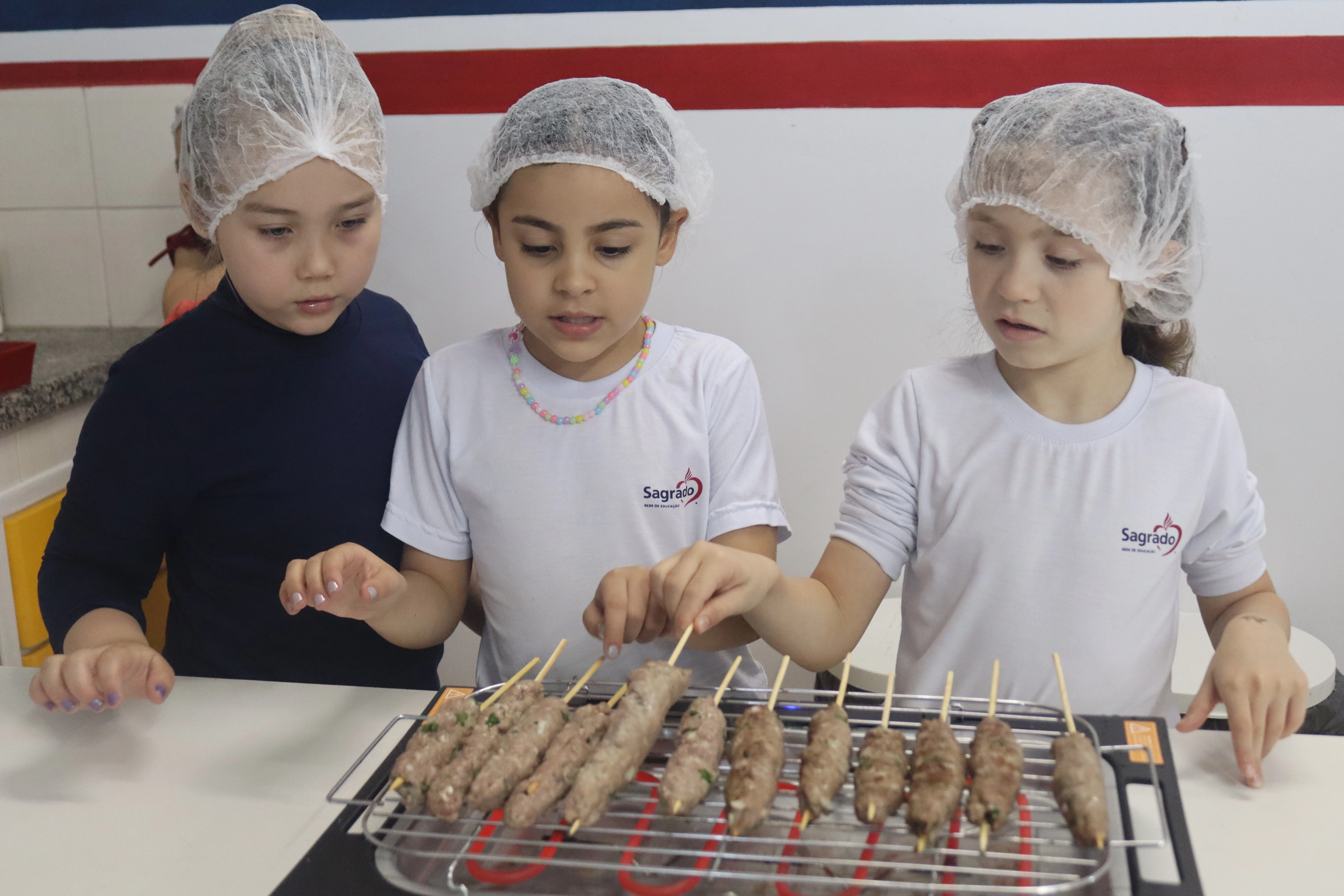 Educandos do Contraturno exploram a culinária egípcia em atividade prática